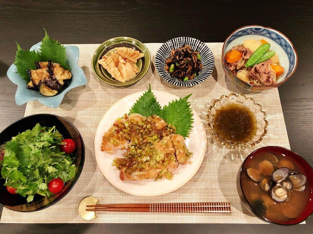 黒田麻理耶さんのインスタグラム写真 - (黒田麻理耶Instagram)「. 今日の食卓👩‍🍳 . 私が出社の日のおうちご飯は、 帰宅してからササっとパパッと調理👩‍🍳🥣🍳 そんなときに活躍してくれるのが シュガーレディ(@sugarlady_official)😊👏 . 前回、シュガーポークが美味しかったので 今回は#シュガーチキン を頼んで ネギダレたっぷりの鶏もも肉ソテーを作りました✨ . シュガーレディのお肉は遺伝子組換え穀物不使用、 安全な飼育プログラムを徹底しているから 本当に美味しいし安心して食べられます😌💕 . ちなみに、副菜とお味噌汁の #揚げなす #たけのこのおかか和え #ひじきの五目煮 #しじみ も全て#シュガーレディ の冷凍食品なんです🤭✨ 解凍せずにそのままレンジで温めたり、 調理するだけなので本当に楽チン✌️ . どれも美味しいだけでなく、 化学的合成添加物不使用なのが嬉しいポイント❣️ . さて、次はどんな食卓にしようかな〜？🤔💭 . #sugarlady  #PR  #シュガーミート #安心安全  #冷凍食品  #手料理  #料理 #食卓  #cooking  #クッキング #まりやごはん  #和食  #手作り #鶏もも肉のソテー  #パクチーサラダ #肉じゃが  #もずく酢  #しじみのお味噌汁」7月8日 20時45分 - mariya_kuroda