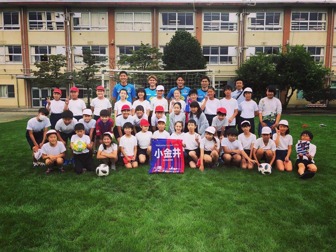 FC東京オフィシャルグッズさんのインスタグラム写真 - (FC東京オフィシャルグッズInstagram)「✨ 🔵小学校訪問🔴 本日、選手たちは小学校訪問を行いました🙌😆 . どの選手も子どもたちからたくさんのパワーをもらえたようです✨😊 . 訪問させていただいた小学校のみなさま、ありがとうございました🙏😌 @fctokyoofficial  #小金井市 #FC東京 #fctokyo #tokyo」7月8日 20時46分 - fctokyoofficial