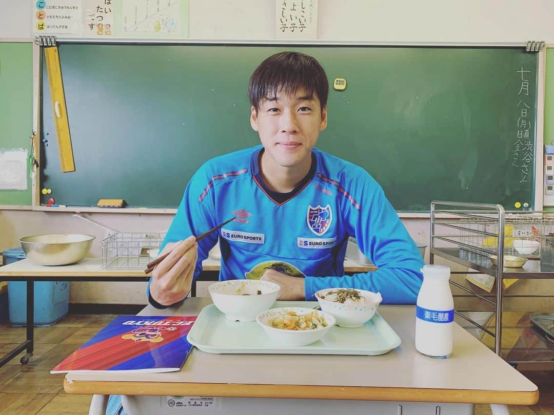 FC東京オフィシャルグッズさんのインスタグラム写真 - (FC東京オフィシャルグッズInstagram)「😊 🔵小学校訪問🔴 本日、選手たちは小学校訪問を行いました🙌😆 . どの選手も子どもたちからたくさんのパワーをもらえたようです✨😊 . 訪問させていただいた小学校のみなさま、ありがとうございました🙏😌 @fctokyoofficial  #小平市 #FC東京 #fctokyo #tokyo」7月8日 20時47分 - fctokyoofficial