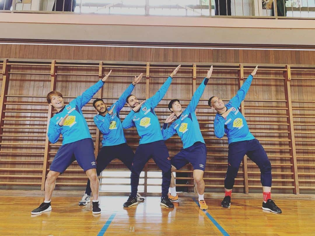 FC東京オフィシャルグッズさんのインスタグラム写真 - (FC東京オフィシャルグッズInstagram)「😊 🔵小学校訪問🔴 本日、選手たちは小学校訪問を行いました🙌😆 . どの選手も子どもたちからたくさんのパワーをもらえたようです✨😊 . 訪問させていただいた小学校のみなさま、ありがとうございました🙏😌 @fctokyoofficial  #小平市 #FC東京 #fctokyo #tokyo」7月8日 20時47分 - fctokyoofficial