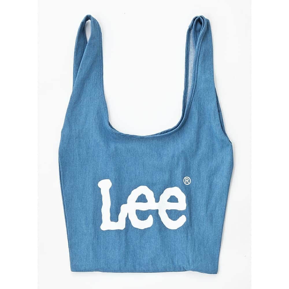 ジーンズメイトさんのインスタグラム写真 - (ジーンズメイトInstagram)「#lee #bag #sale #summer  人気のシンプルなLee［リー］ロゴを使用した別注アイテム✨✨ A4サイズが楽々入るほど容量たっぷり❤️ エコバックのように折りたたんで持ち歩けるので荷物が多くなった時など役立つアイテム👍 ※サマーセール50%off ・ #ジーンズメイト #jeansmate  #キャンバスバッグ #トートバッグ #ロゴトート #エコバッグ #サマーセール  #50％OFF #お買い得 #ブランド #人気 #ユニセックス」7月8日 20時47分 - jeans_mate