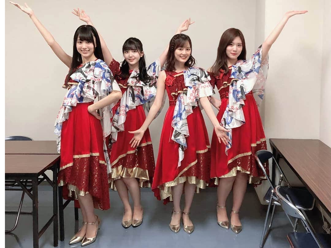 生田絵梨花さんのインスタグラム写真 - (生田絵梨花Instagram)「[ Blog ] こんばんは  乃木坂全国ツアー、始まりました！！ まずは名古屋2days  最高に楽しかったぁ〜〜 みなさんの愛と熱もたっくさん感じました。  ありがとうございます♡  終演後、収まらないアドレナリンに付き合ってくれたまあやとずー ￼  4人でとあることをしたのですが  その話はまた改めて♪  今回のライブ、セットもすごく豪華で  私達もステージ入った瞬間テンション上がりまくりでした。  まだその全貌は公開できないのですが  私と真夏のお気に入りは  この赤いぷっくりした小さなお花。  夢の国に咲いてそう。  真夏が可愛いーって花の写真撮ろうとしたから  入り込んでみました。笑  さて  今日からレミゼ大阪公演  いきなりの初マチソワ...！ しっかりまたその世界に戻れるよう  切り替えて頑張ってきます！  エリカ(。・∀・。)☆彡」7月8日 20時49分 - _ikuta.erika