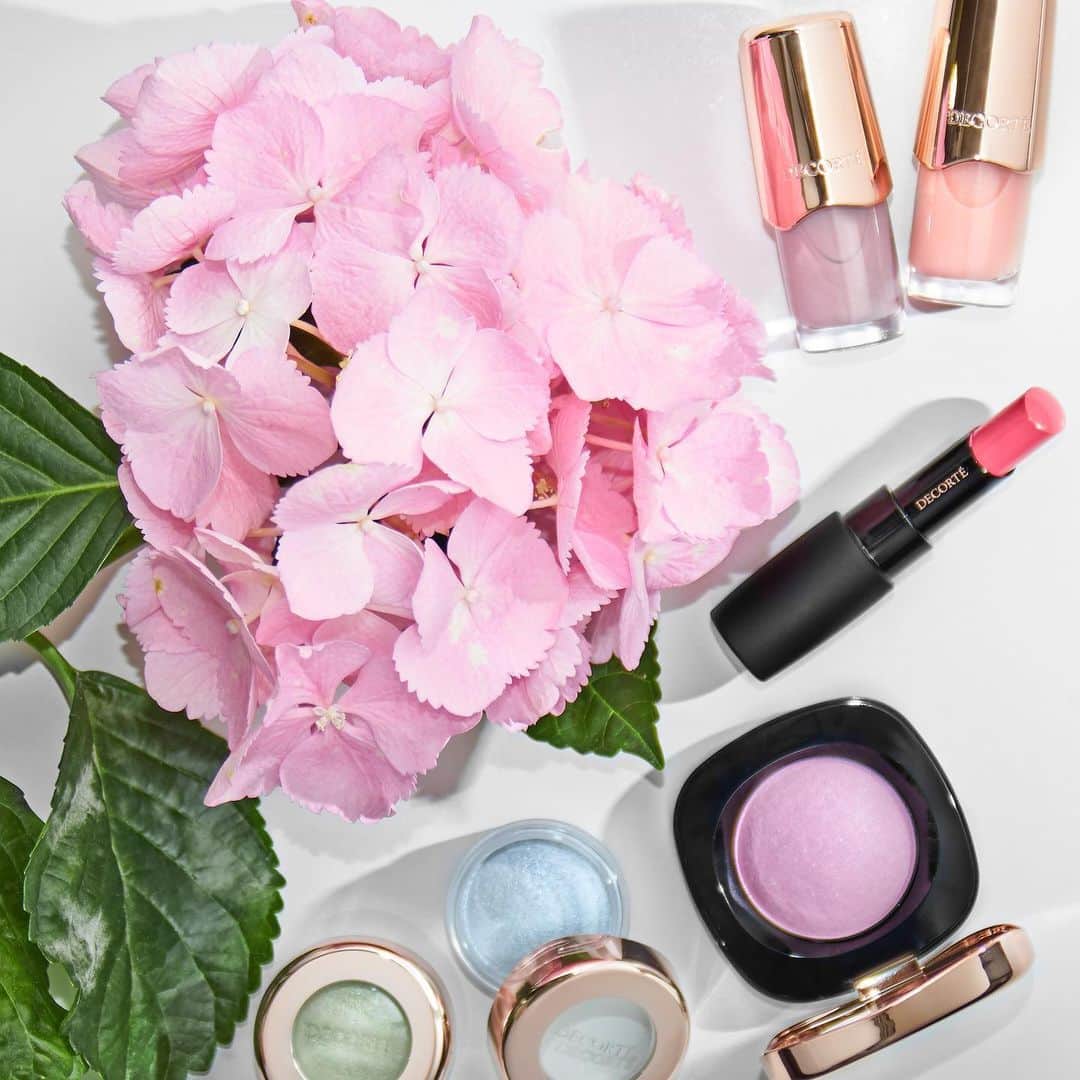 DECORTÉさんのインスタグラム写真 - (DECORTÉInstagram)「Vibrant shades of DECORTÉ in full bloom!🌸 Get colorful with Eye Glow Gem shadows, The Rouge lipwear, Nail Enamel and Cream Blush. .  #Decorte #makeup #cosmetics #Kose #madeinjapan #decortè #saksbeauty #saks #lipsticks #eyeshadow #creamblush #nailpolish #makeuptutorial」7月8日 21時00分 - decortebeauty