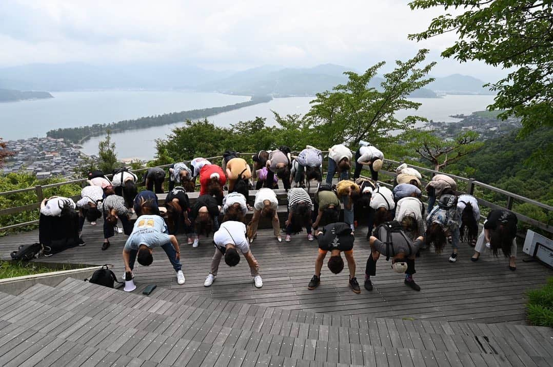 田崎佑一さんのインスタグラム写真 - (田崎佑一Instagram)「お客さんと一緒に旅のプランを考える「田崎ツアーズ」で天橋立に行ってきましたよー！めちゃくちゃ楽しかったです。夜寝る前はみんなで「おでかさパック大会」異様な雰囲気に包まれました。結局僕だけおでかさでした。あとは、おるおるモノマネ「女子のグループが海に行ったら絶対撮る写真」の記録更新。みんな飛ぶの上手い！ #田崎ツアーズ #守谷日和 #ラフ次元 #日本旅行」7月8日 20時53分 - tasakipan