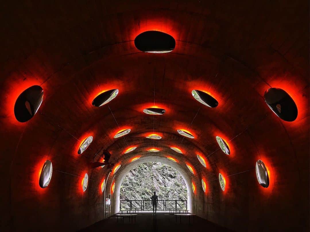 Yasuhito Shigakiのインスタグラム：「. . Light Cave . . Ma Yansong . #大地の芸術祭 #新潟 #越後妻有」