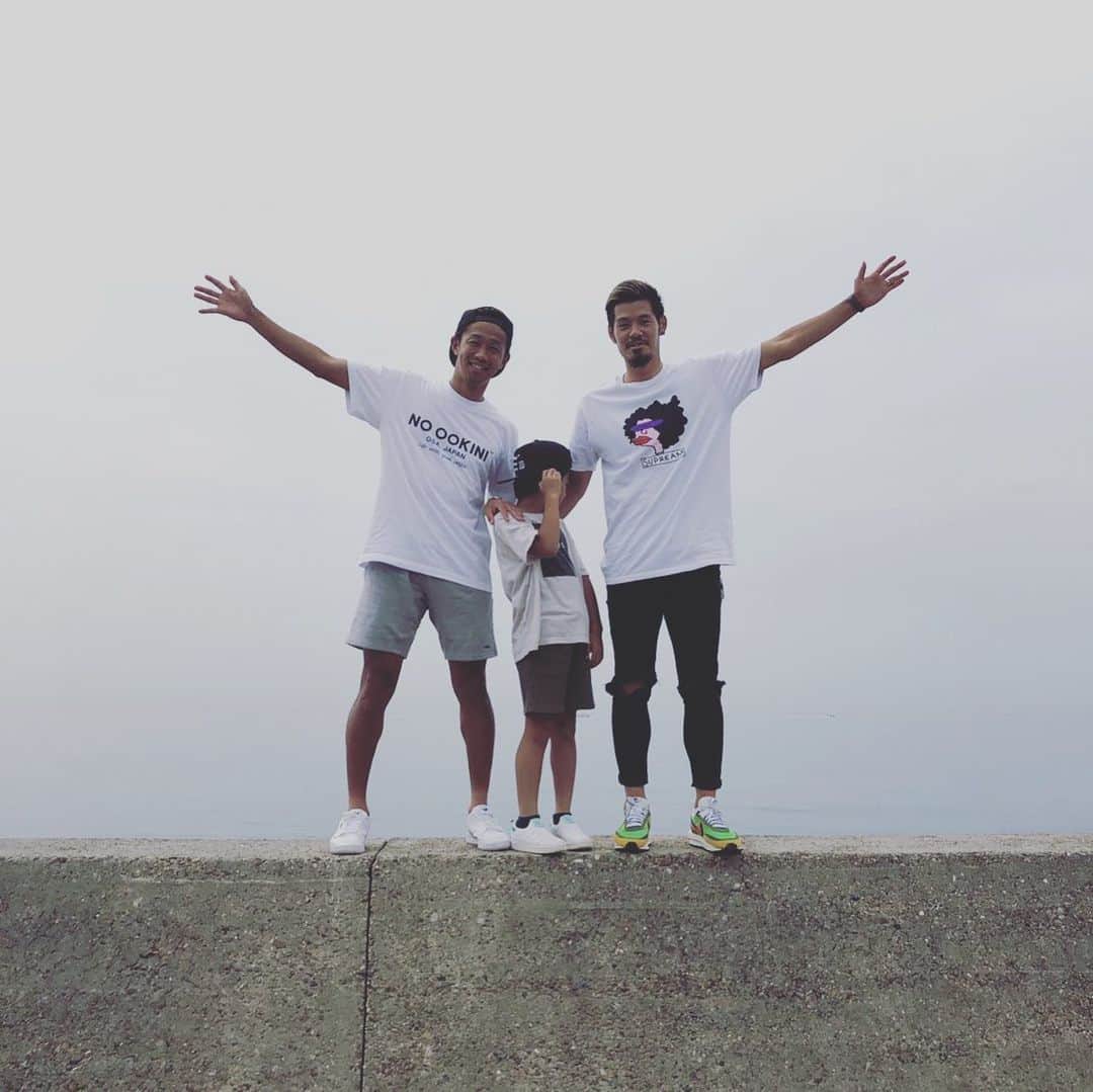清武弘嗣のインスタグラム：「蛍と海辺でランチしました！ よきオフをすごせました。 また明日から頑張ります！！ . #ランチ#蛍#いい時間 #とても楽しかった😊 #Tシャツ👍 #funcshoptaniguchi  #noookini #ルクアイーレ1階 #7月16日迄」