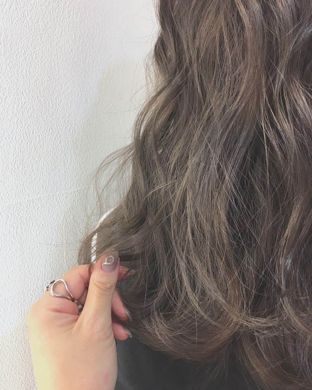 大石亜里紗のインスタグラム：「大人気急上昇中🧸💖！ ミルクティーカラー🍼💗 . 顔色も良く、服はシンプルに ヘアはまろやかな透け感🐄🌿 . . 柔らかいハイトーンカラー お任せください🦔🌿✨ DM・☎︎からのご予約がおススメ🌻 . –––––––––––––––––––––––––––– . . #crea_arisa 大人気のおススメカラー🌿 #ミルクたっぷりカラー🥛 . 色素薄い外国人のような 赤味のないカラーなら お任せください👩🏼💐 . . #ミルクティーベージュ #ミルクティーカラー #ミルクティーアッシュ #ミルクティー色 #ミルクティーグレージュ #ミルキーベージュ  #シースルーカラー #パールピンク #ピンクアッシュ #痛まないブリーチ #ケアブリーチ #クリーミーベージュ #ハイトーンカラー #色素薄い  #シアカラー  #mery #hpb_hair #lala_hair」