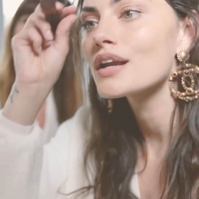 カロリーヌ・ド・メグレのインスタグラム：「And then this beauty @phoebejtonkin shows us how she does it with the same makeup from the show #cdmblp #cdmvideo @chanel.beauty #fromtheshowtoyourhome」