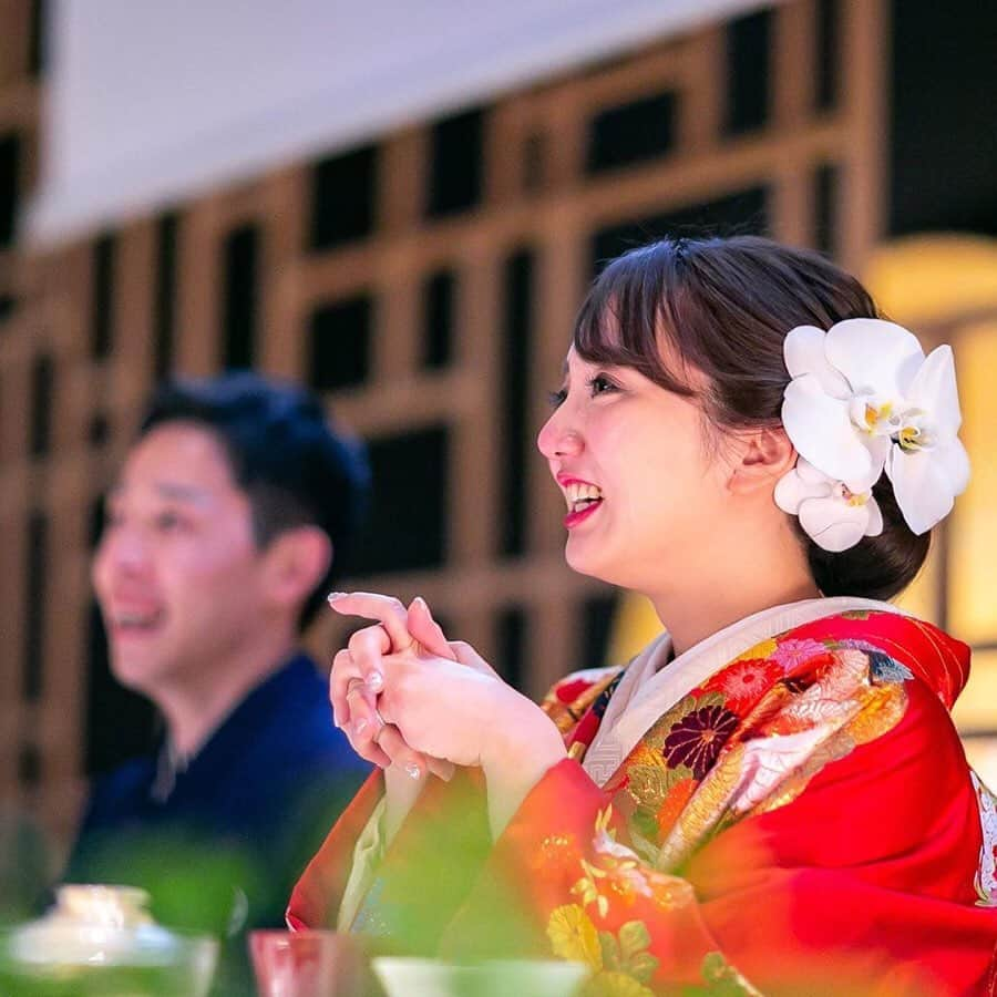 ゼクシィさんのインスタグラム写真 - (ゼクシィInstagram)「【涙涙。新婦もゲストも感動の嵐。】 . 今回は、投稿キャンペーン企画、 #ゼクシィを涙の数だけきゅんさせて より 素敵なお写真をご紹介していきますよ🎵 思わずうるっともらい泣きしてしまいそう😢✨ . 1-5枚目は、披露宴でのワンシーン🌟 新郎へのサプライズのはずが…… まさかの両親を巻き込んだ逆サプライズ！！ 大切な人たちからの思いや愛を感じると 自然と涙が溢れてきますよね😌 その涙にきゅん😢💓 @chisa_w_0102 さま . 6,7枚目は、レターセレモニーでのワンシーン💌 ゲストの皆さん一人一人に宛てた手紙を、 ふたりの入場前に一斉に読んでもらったそう😊 ふたりの思いに触れ、みんな泣いたり笑ったり✨ その温かい空気にきゅん☺️💘 @kabochan_wedding さま . +♥+:;;;:+♥+:;;;:+♥+:;;;:+♥+:;;;:+♥+:;;;:+♥ . プロポーズから結婚式まで素敵なお写真募集中！ . ゼクシィ公式アカウントでお写真を紹介してみませんか？ 【#ゼクシィ2019】 を付けて投稿してください📷❣️ . +♥+:;;;:+♥+:;;;:+♥+:;;;:+♥+:;;;:+♥+:;;;:+♥ . ▼花嫁さんダウンロード数No.1 ゼクシィアプリはURLから💎 @zexyrecruit . #八芳園ウエディング#八芳園 #thegardenorientalosaka #tgoo #tgoo花嫁 _ #レターセレモニー#ウェディング演出#ブライダル演出#結婚式演出#披露宴演出#やってよかった演出#花嫁diy#結婚式演出アイテム#フォトウェディング _ #ウェディング小物#ウェディングフォト#卒花#前撮り準備#当日レポ#披露宴レポ#全国のプレ花嫁さんと繋がりたい#日本中のプレ花嫁さんと繋がりたい#プレ花嫁#ウェディング _ #結婚式#ゼクシィ#ちーむゼクシィ#プロポーズされたらゼクシィ」7月8日 20時55分 - zexyrecruit