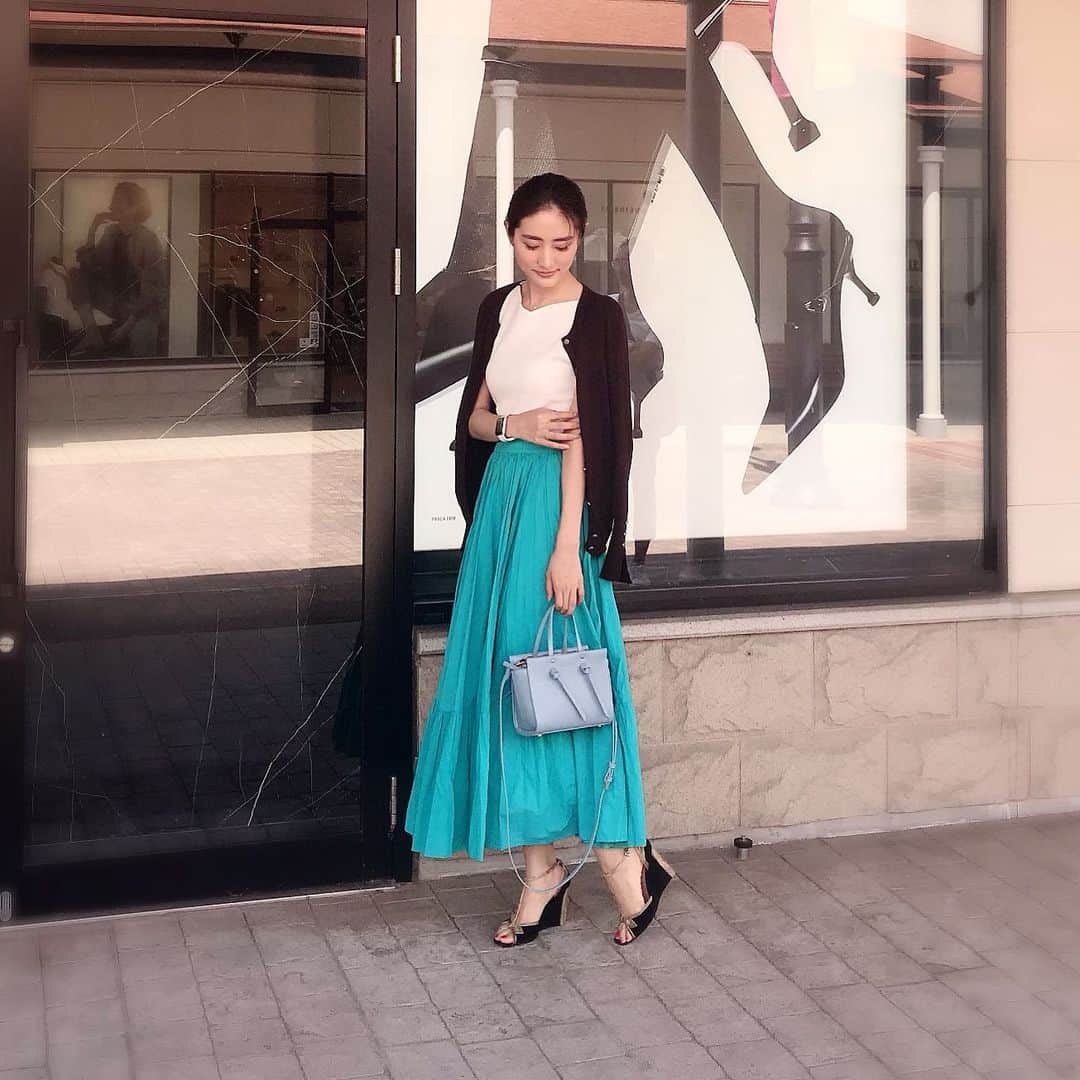 のインスタグラム：「👗👗👗 . . . 足もととカーディガンをダークトーンで合わせて 派手色SKを落ち着いたスタイルに⋆⋆⋆ . #emeraldgreen #unitedarrows #zara #lagunamoon #prada」