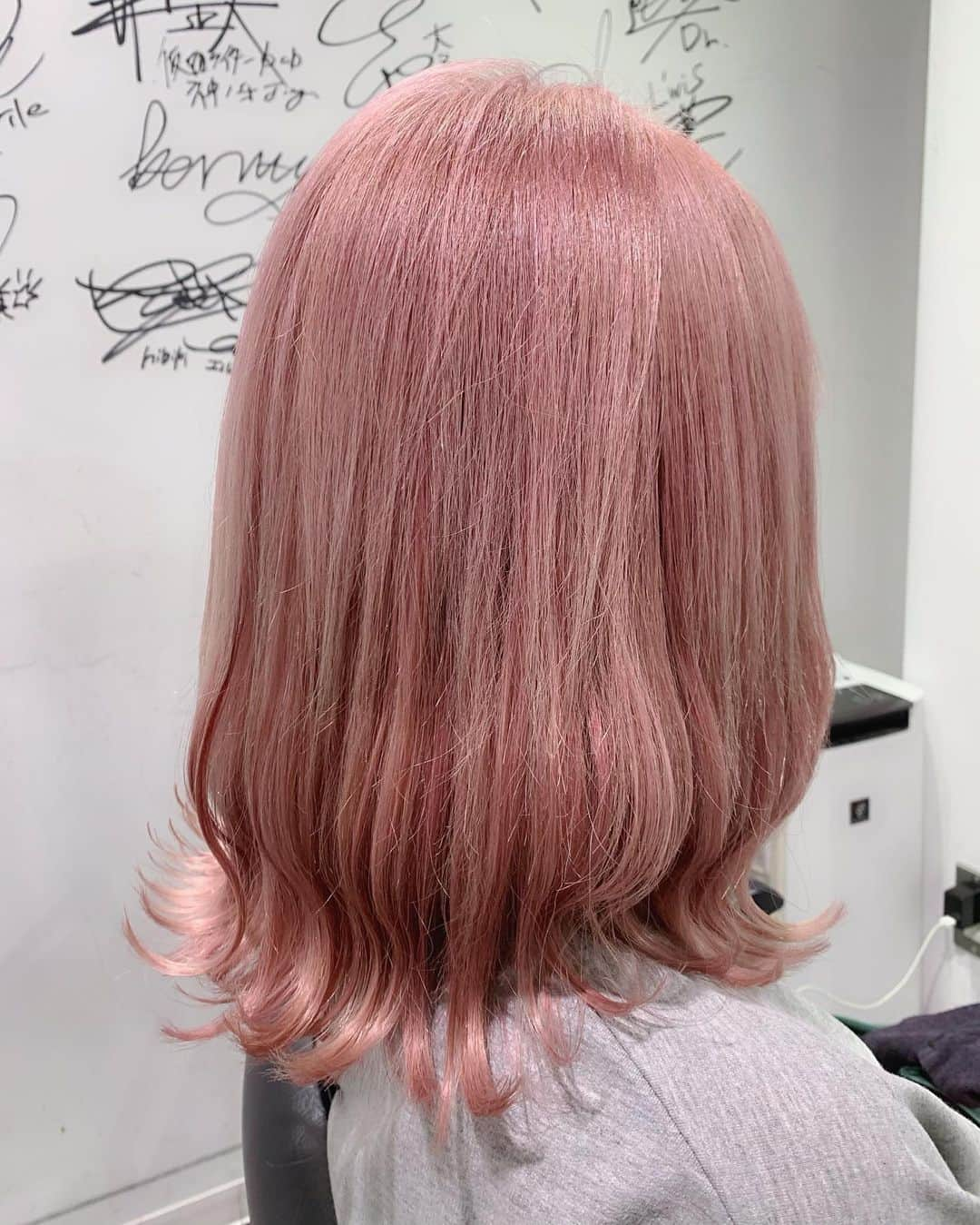 桃乃木かなさんのインスタグラム写真 - (桃乃木かなInstagram)「moon pink🦄💜 . . . しばらく撮影がないので人生で一度はしてみたかったカラーにして頂きました😳白っぽいピンクパープルが最高に可愛くて...ゆうすけさんに感謝です🙇‍♂️💓💓 ムラサキシャンプーとピンクシャンプー使って維持頑張ります💪  #lwis_hair #lwis #渋谷 #ヘアカラー」7月8日 21時03分 - kana_momonogi