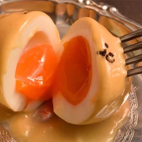 東京カレンダーさんのインスタグラム写真 - (東京カレンダーInstagram)「半熟卵を自家製アンチョビマヨネーズでコーティングしたシンプルな一品。2人で1個オーダーしたら、必ずもう一個追加したくなるほど絶品だ。 #東京カレンダー #東カレ #tokyocalendar #浅草 #ペタンク #ウフマヨ」7月8日 21時03分 - tokyocalendar
