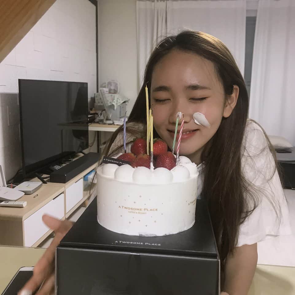 キム・ジヨンさんのインスタグラム写真 - (キム・ジヨンInstagram)「🎉MY BIRTHDAY🎉  오늘 하루,많은 축하를 받고 너무너무 행복했던 생일이었습니다:) 언제나 많은 사랑 주셔서 감사드리구,앞으로도 더 노력하면서 좋은 모습 보여드리는 배우가 될게요☺️축하해주신 모오든 분들 너무 감사드리구,사랑합니다❤️」7月8日 21時07分 - kimjiyoung0708