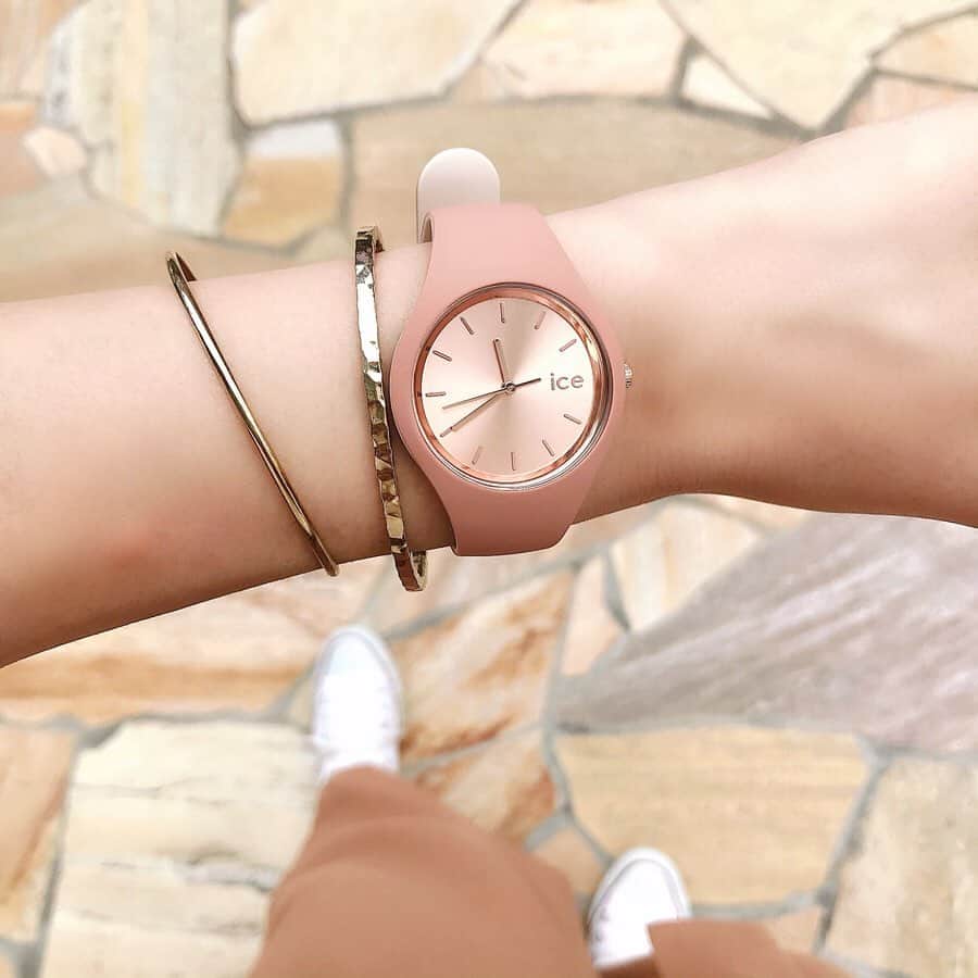 池田真子さんのインスタグラム写真 - (池田真子Instagram)「最近また腕時計を着けるようになってて、新しい時計も増えた♩ ． ． これはアイスウォッチの夏の新作「アイス デュオ シック」！ ． ．  ベルトがシリコンになってるから着け心地も良くてお気に入り♡ ． ． しかも内側はバイカラーになってるのもお洒落＊° ． ． カラーバリエーションも豊富やったよ！！ ． ． ． ブラックの方は前から発売されてるみたいで、ゴールドの星とスワロフスキーが入ってて、キラキラしてるのも可愛い♪♪ ． ． ． またコーデに合わせて使い分けよう♡ ． ． ． ． ． ． ． あ、蚊に腕噛まれたのは隠しきれませんでした、、(笑) ． ． ． (  @icewatch_jp ) #アイスウォッチ  #icewatch  #iceduochic #腕時計 #ピンク #アイボリー #スワロフスキー #スワロフスキー時計 #シリコン #時計  #腕時計くら部 #instagood  #instapic #instawatches #love #lfl #instalike #watches #swalovski #photooftheday #photography #패션아이템 #멋스타그램 #셀카 #셀피 #셀프 #셀스타그램 #얼스타그램」7月8日 21時08分 - mako_ikeda