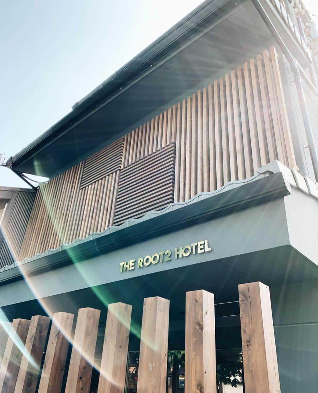 小竹麻美さんのインスタグラム写真 - (小竹麻美Instagram)「@the_root2_hotel at Kyoto 💕💕 わたしはこのお部屋にステイ。大理石の日差しが沢山入る広くて明るいお部屋。バスルームもとってーも可愛い💕早起きして、目の前の世界遺産の東寺にお散歩しにいくのがオススメ。京都は美味しいごはん屋さんいっぱいあるし、神社巡りも楽しいし、週末旅行にも最適💖有砂のこだわりがつまったホテル、みんな泊まりにいってね〜💕🥰京都だいすき！ #theroot2hotel#kyoto#japan#hotel #京都#京都旅行#ホテル」7月8日 21時15分 - asamikotake