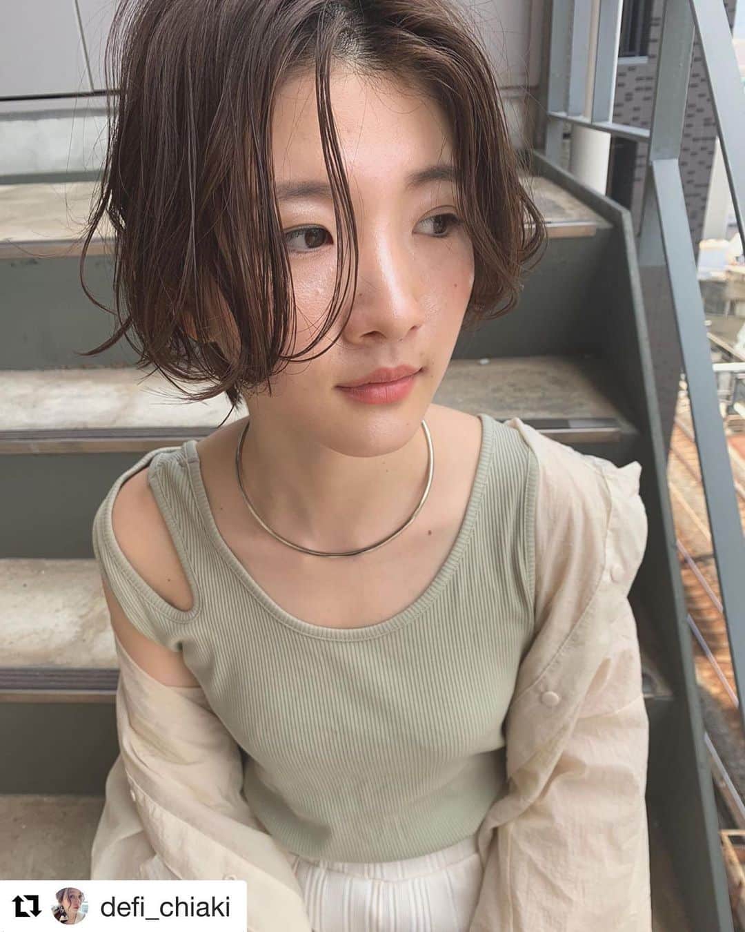 のインスタグラム：「#Repost @defi_chiaki with @get_repost ・・・ 本日空きがございます 🌟🌟 予約はホットペッパーかお電話で お問い合わせ下さい (o^^o)  #ハンサムショート#ショート#レイヤーカット#dayoff#ootd#美容day#お洒落さんと繋がりたい#instagood #大阪#梅田#西梅田#京橋#中崎町#大阪美容室#大阪美容師#美容師求人#美容師求人大阪#大阪美容師求人#美容師アシスタント求人#アシスタント求人#アシスタント募集#美容学生 #サロン見学#mery#撮影#関西サロモ#スロウカラー」