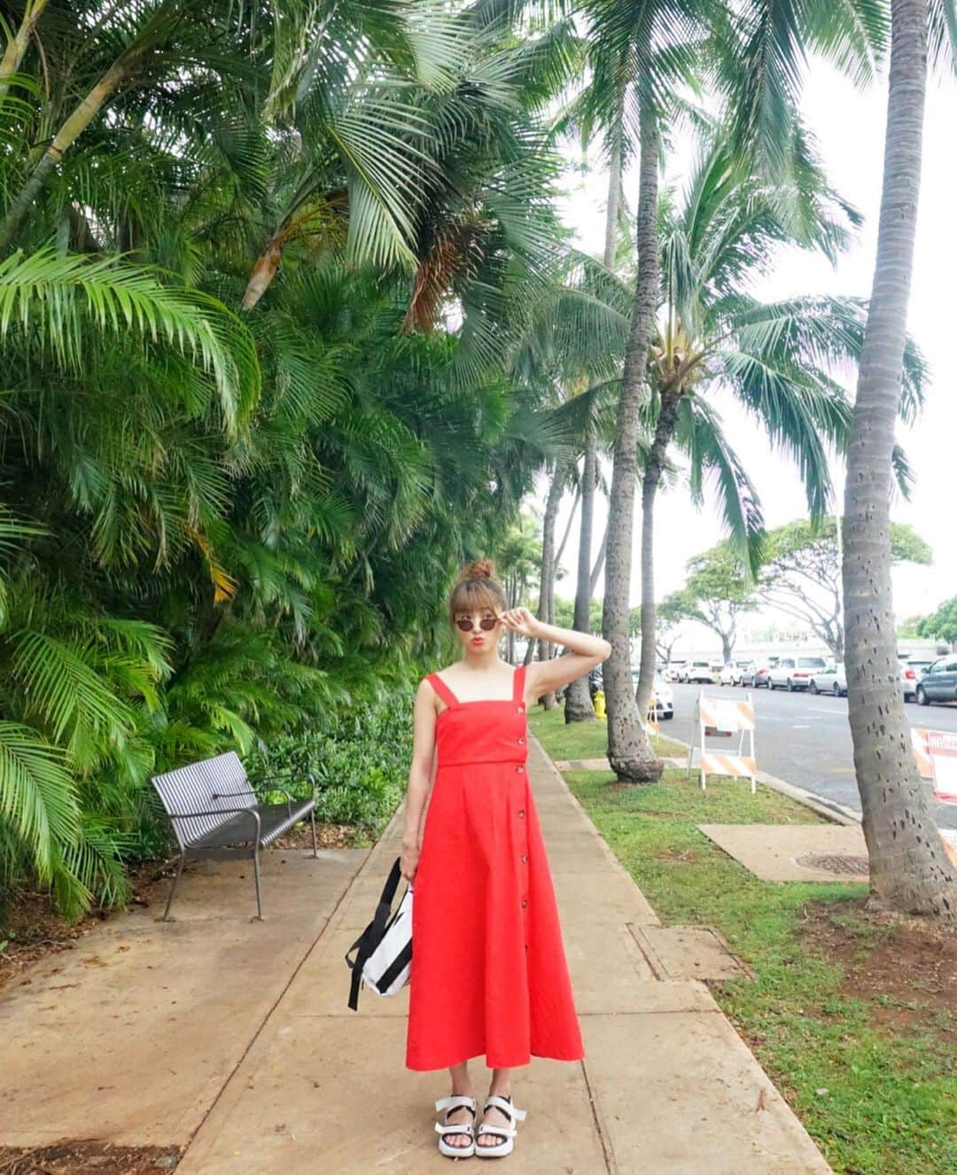 水野まいさんのインスタグラム写真 - (水野まいInstagram)「今日もお疲れ様☺︎♡. . . #sly #celine #reebok #figandviper #hawaii #hawaii🌺  #code #codenate #girl #fashion #ootd #ootdfashion #me #follow #followme #summer  #ハワイ #ハワイ旅行 #コーデ #コーデ記録 #ワンピース #ワンピースコーデ #お団子ヘア #お団子 #アイドル #夏 #スライ #セリーヌ #サングラス #サングラス女子」7月8日 21時24分 - predia_mizuno_mai