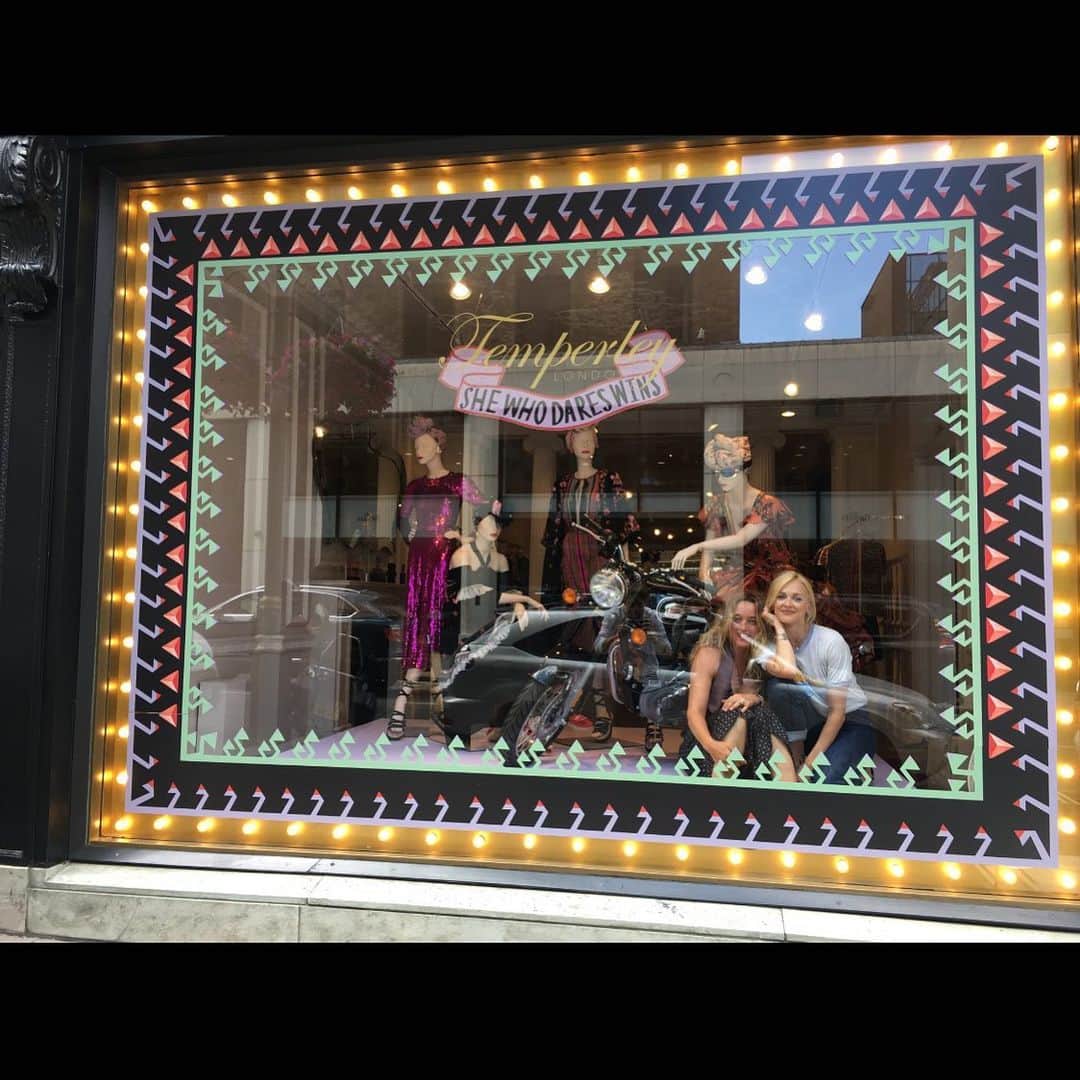ファーン・コットンさんのインスタグラム写真 - (ファーン・コットンInstagram)「Post chat posing with @alicetemperley for this weeks Happy Place in her London shop window. #strikeapose」7月8日 21時25分 - fearnecotton