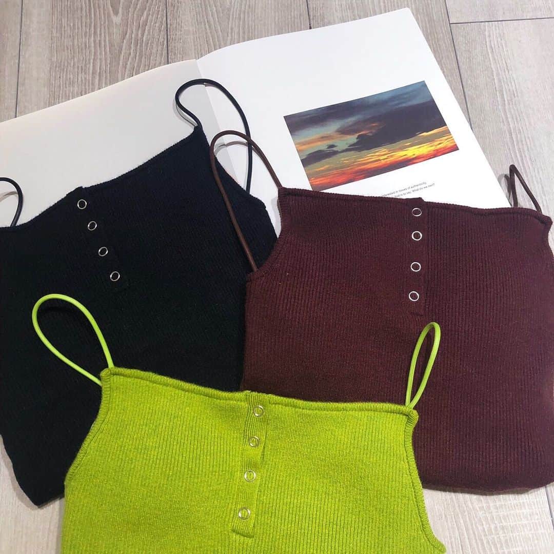 Ameri VINTAGE LUMINE SHINJUKUさんのインスタグラム写真 - (Ameri VINTAGE LUMINE SHINJUKUInstagram)「. 【NEW ARRIVAL】 . HENLEY NECK KNIT CAMI S / M ¥8,300 (+tax) . . 明日発売❤︎ カップ付きで、肩紐の調節可能で、 可愛くて、着心地の良い、 言うことなしのキャミソール👏🏼💕 . 夏はかなり使えるので 1枚持ってて損はないアイテムです！ . 是非、店頭でお試しくださいませ。 . . #ameri #amerivintage #tops #camisole #knit #summerknits #fashion #shinjuku #lumine2」7月8日 21時26分 - ameri_shinjuku