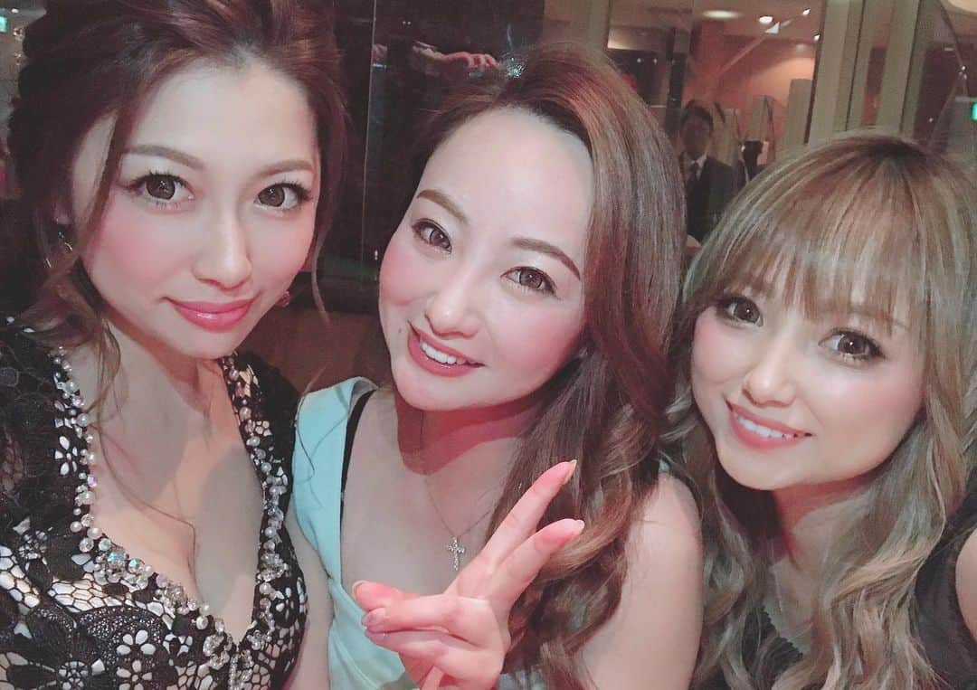 美沙さんのインスタグラム写真 - (美沙Instagram)「6月の思い出✏️ 誕生日当日と前後の写真💓 載せれるやつ少ないけど笑 今見返しても幸せだな🥰❤️ . 1番ビックリしたのはなんも言ってないのにお花屋さんが準備してくれたプレートの写真が美沙のネイルの写真だったってこと😂💓 あっちの壁もこっちの壁も美沙のネイルの写真だった😂 しかも左右別々の2枚😂 インスタから拾ってくれたのかな🙈💅💓 . #6月 #Jun #birthday #🎂 #思い出 #memories #2019 #Tiffany #ティファニーブルー #birthdayevent #バースデーイベント #GRACE #グレイス #中洲 #キャバ嬢 #篠原美沙」7月8日 12時26分 - misa0623r