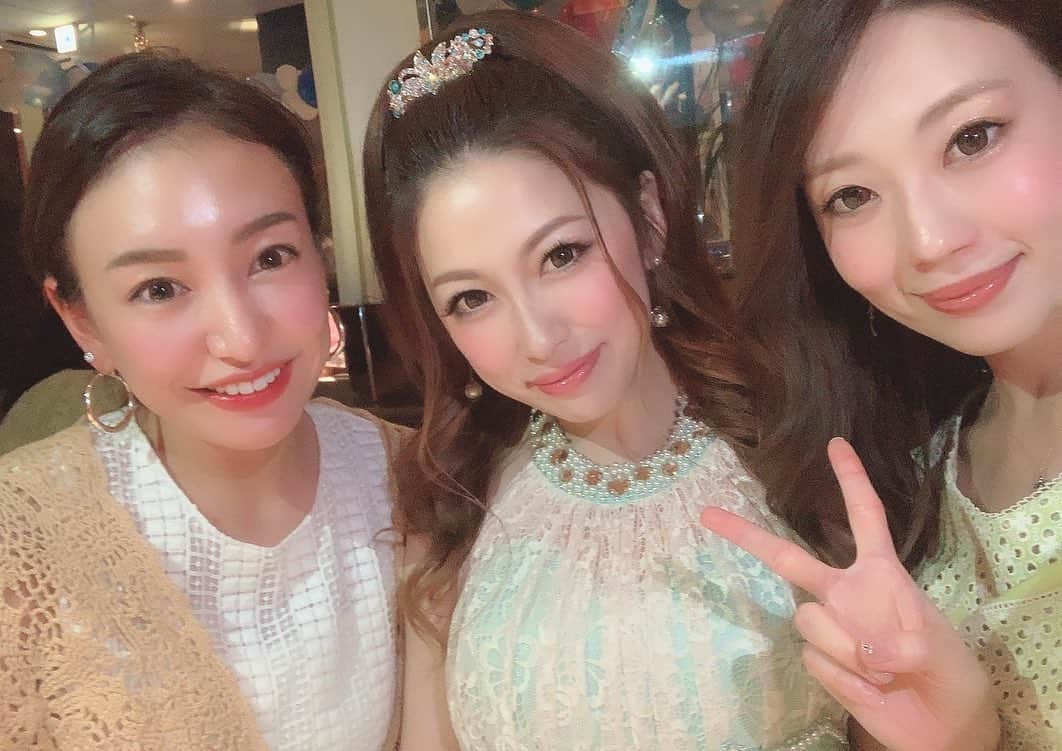 美沙さんのインスタグラム写真 - (美沙Instagram)「6月の思い出✏️ 誕生日当日と前後の写真💓 載せれるやつ少ないけど笑 今見返しても幸せだな🥰❤️ . 1番ビックリしたのはなんも言ってないのにお花屋さんが準備してくれたプレートの写真が美沙のネイルの写真だったってこと😂💓 あっちの壁もこっちの壁も美沙のネイルの写真だった😂 しかも左右別々の2枚😂 インスタから拾ってくれたのかな🙈💅💓 . #6月 #Jun #birthday #🎂 #思い出 #memories #2019 #Tiffany #ティファニーブルー #birthdayevent #バースデーイベント #GRACE #グレイス #中洲 #キャバ嬢 #篠原美沙」7月8日 12時26分 - misa0623r