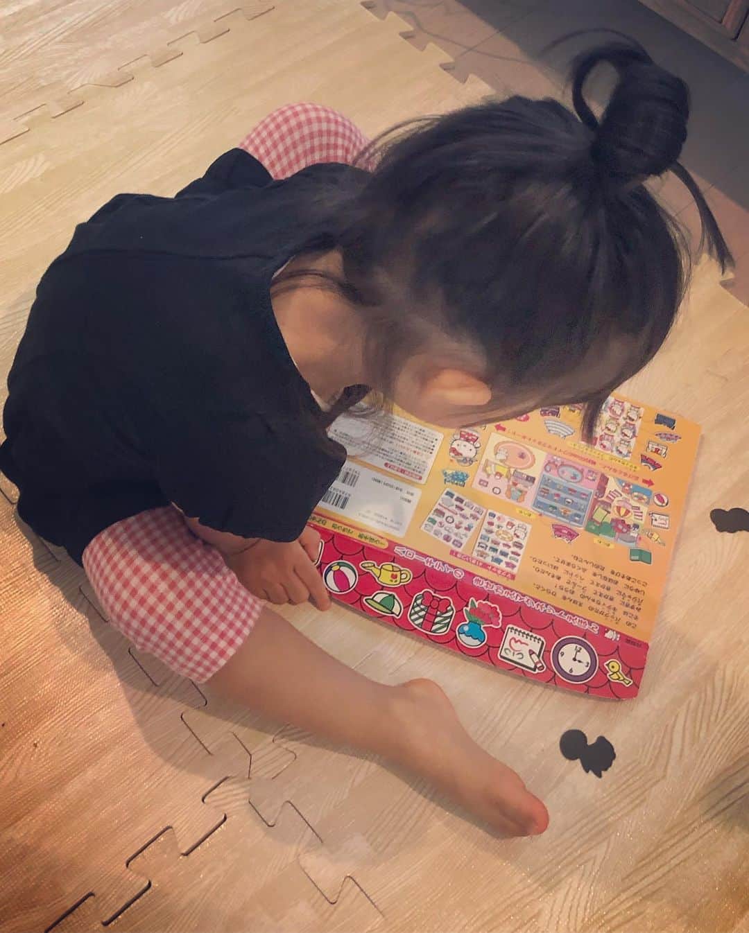 犬山紙子さんのインスタグラム写真 - (犬山紙子Instagram)「リトルブラックドレスは2歳児もきちんと可愛く見せる素晴らしい ギンガムチェックのサブリナ合わせてルーズにまとめて2歳ながらにブリジットバルドー意識です笑」7月8日 12時29分 - inuyamakamiko