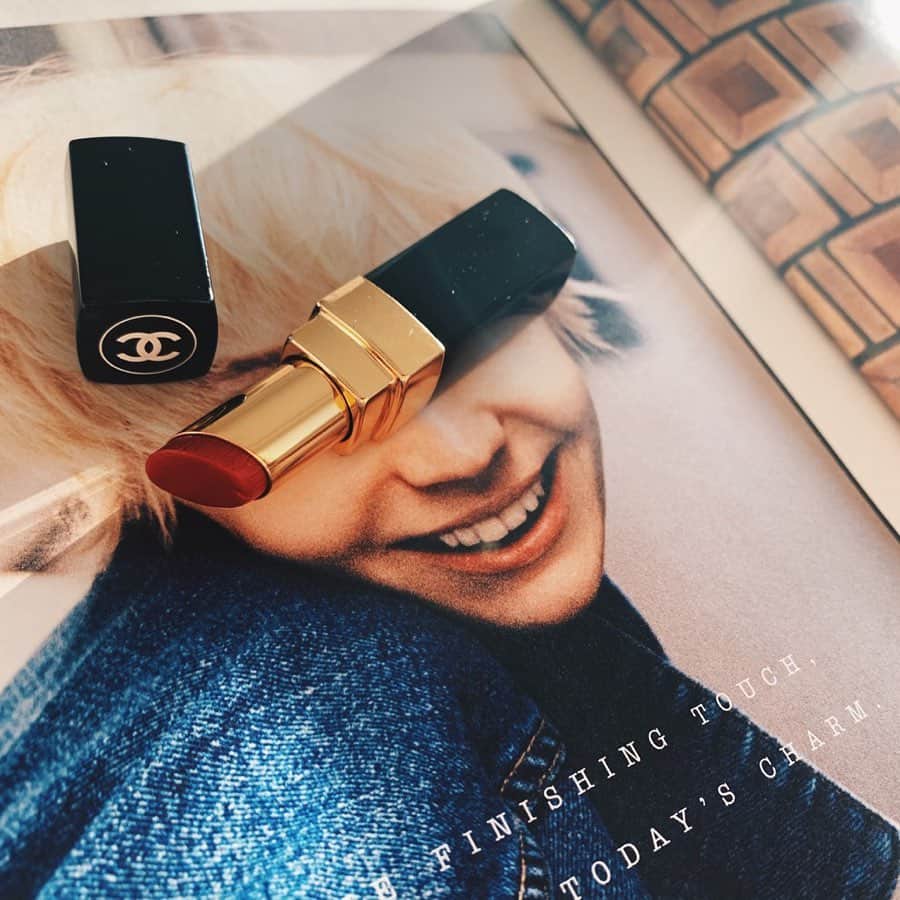 のインスタグラム：「コスメレポ💄 つけた時の写真まとめてます▶︎▷▶︎ ＊ ROUGE COCO SHINE 84💄 CHANELの定番、赤リップ♡ でもこってりな質感じゃなくて ピュアなレッド❤️ ＊ イエローベースのお肌にも合う 肌馴染みのいいカラーでお気に入り♡ ＊ 色持ちより発色重視で 小さくて持ち運びやすいから お直し用に使ってる♥︎◟⌣̈⃝◞♥︎ ＊ 透明感のあるカラーやから 鏡見ずにササッと塗れるのも お気に入りの理由です❤ ＊ ＊ ＊  #リップ #コスメレポ #コスメ紹介 #コスメ #プチプラ #プチプラコスメ #おすすめコスメ #ビュースタグラマー #like #make #instagood」