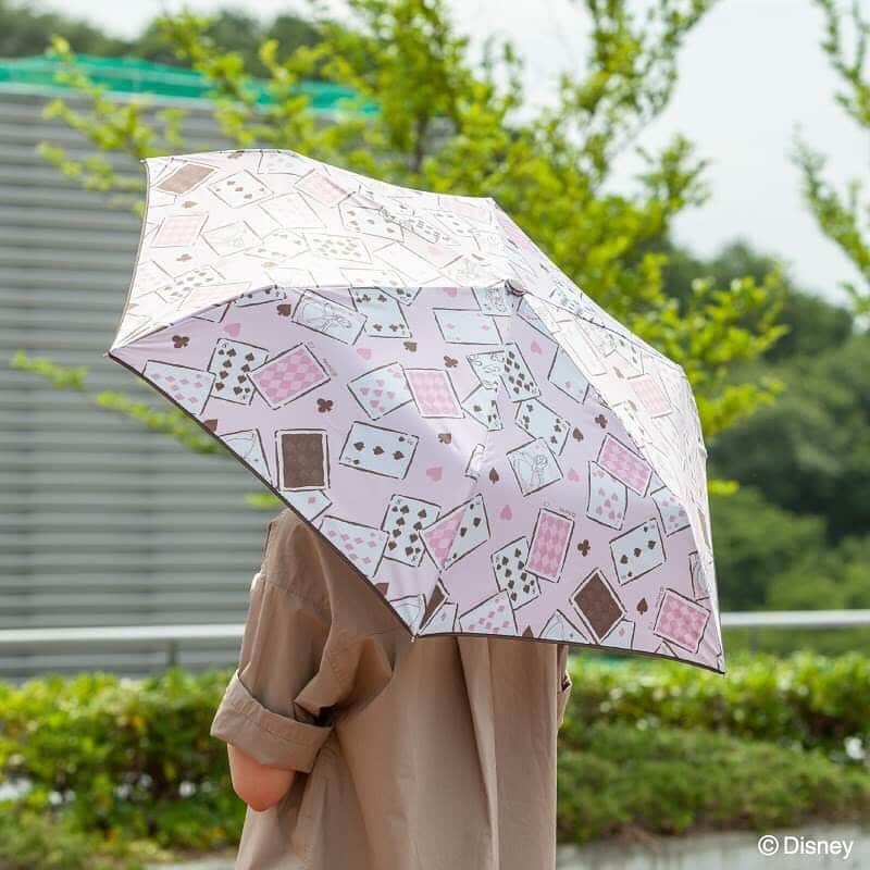 カインズさんのインスタグラム写真 - (カインズInstagram)「頭や体に降り注ぐ強い陽射しや紫外線を遮ってくれる日傘は、夏のお出かけの必需品。また、お天気が変わりやすいのもこの時期。突然の雨がやってくると雨傘も必要に。そんな時に便利なのが、UVカット率99%の晴雨兼用傘です。 デザインは、シックなブラックにシルエット模様が浮かび上がる「アリエル」、パステルピンクにトランプ柄がかわいい「アリス」の2種類。素敵なディズニーキャラクターの傘と一緒なら、より気分があがること間違いなし。どんなお天気でも心強いアイテムで、楽しいお出かけを♪ . ディズニー 晴雨兼用 長傘 アリエル/アリス 価格 1,280円(税込) . ディズニー 晴雨兼用 折りたたみ傘 アリエル/アリス 価格 1,280円(税込) . 詳しくはこちら http://www.cainz.com/shop/g/g4549509453307/ . ※一部店舗によりお取り扱いがない場合がございます。ご了承ください。 ※シーズン品により、なくなり次第終了となります。 . #傘 #晴雨兼用 #ディズニー #紫外線カット #長傘 #折りたたみ傘 #アリエル #アリス #umbrella #allweather #disney #uvcut #longumbrella #foldingumbrella #thelittlemermaid #aliceinwonderland #parasol #cainz #cainzhome #カインズ #カインズホーム #くらしにららら」7月8日 12時41分 - cainz_official