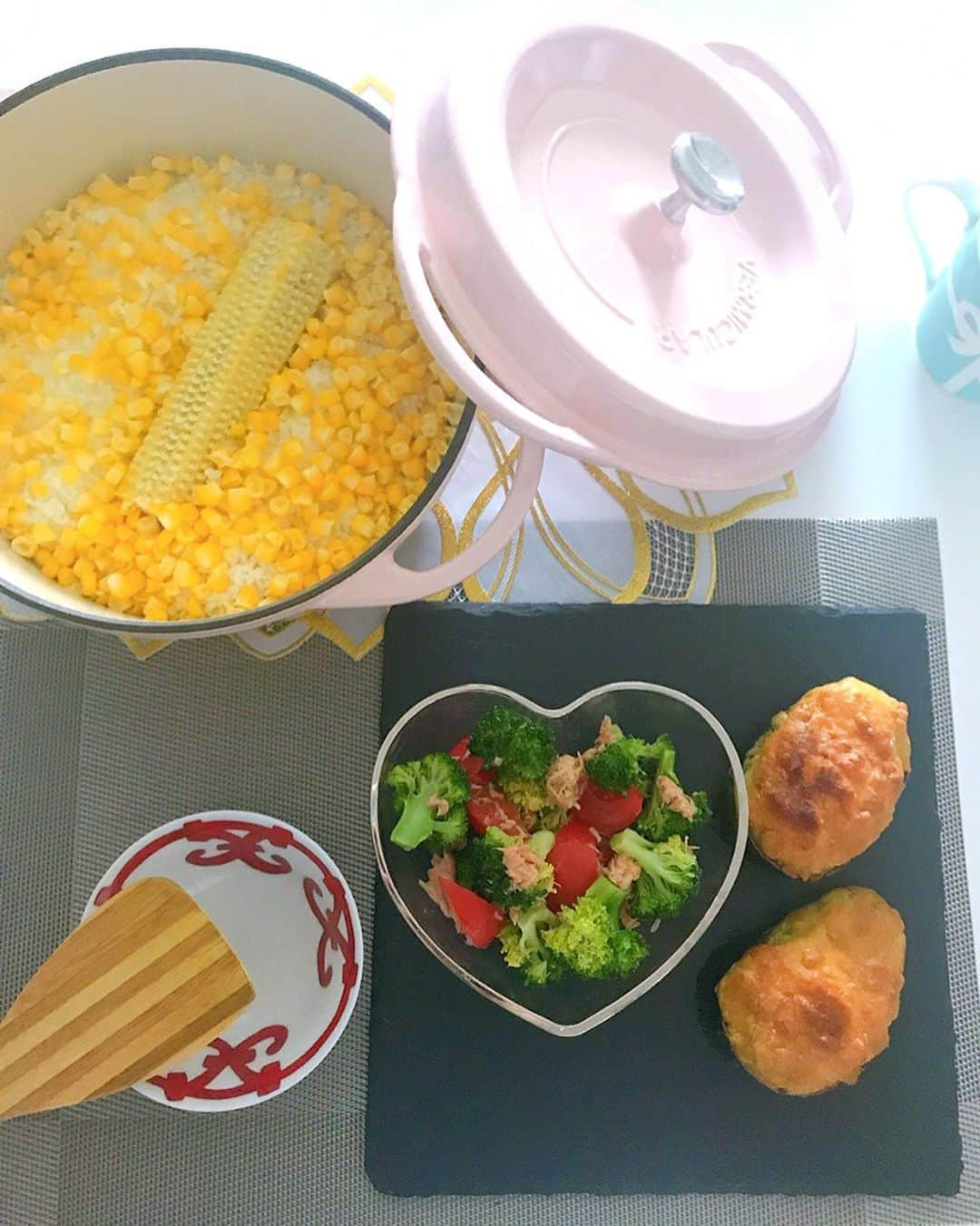 えれなさんのインスタグラム写真 - (えれなInstagram)「1年ぶりに再会したとうもろこしご飯🌽✨ この季節だけにしか作らないお楽しみメニューって言った方がいいのかなw？😋🌽 後は、アボカドグラタン🥑 ブロッコリー、トマト、ツナサラダ🥗  最初、アボカドはサラダに入れようとしていたのに…  カットしたら、まだ固くて急遽グラタンに💦 （まだ固い場合レンジで加熱すると柔らかくなります）  トマトもモッツァレラチーズとのカプレーゼにしようと考えてたけど。  グラタンにチーズ使ったから、あれこれ予定が狂って、見た目はシンプルなのに何気に時間がかかってしまった😂  美味しくできたから、ま、いっか👌✨ #とうもろこしご飯  #1年ぶりの再会 #今の季節のとうもろこしは甘くて美味しい #他のメニューが考えてたのと違うものになったけど #そんな時もあるある #アボカド#ビタミンe#不飽和脂肪酸が豊富 #トマト#リコピン#ビタミンa #ブロッコリー#ビタミンc#カリウム#抗酸化作用 #ツナ#ビタミンb#epa#dha#タンパク質 #えれ飯 #🌽」7月8日 12時48分 - elena1982312