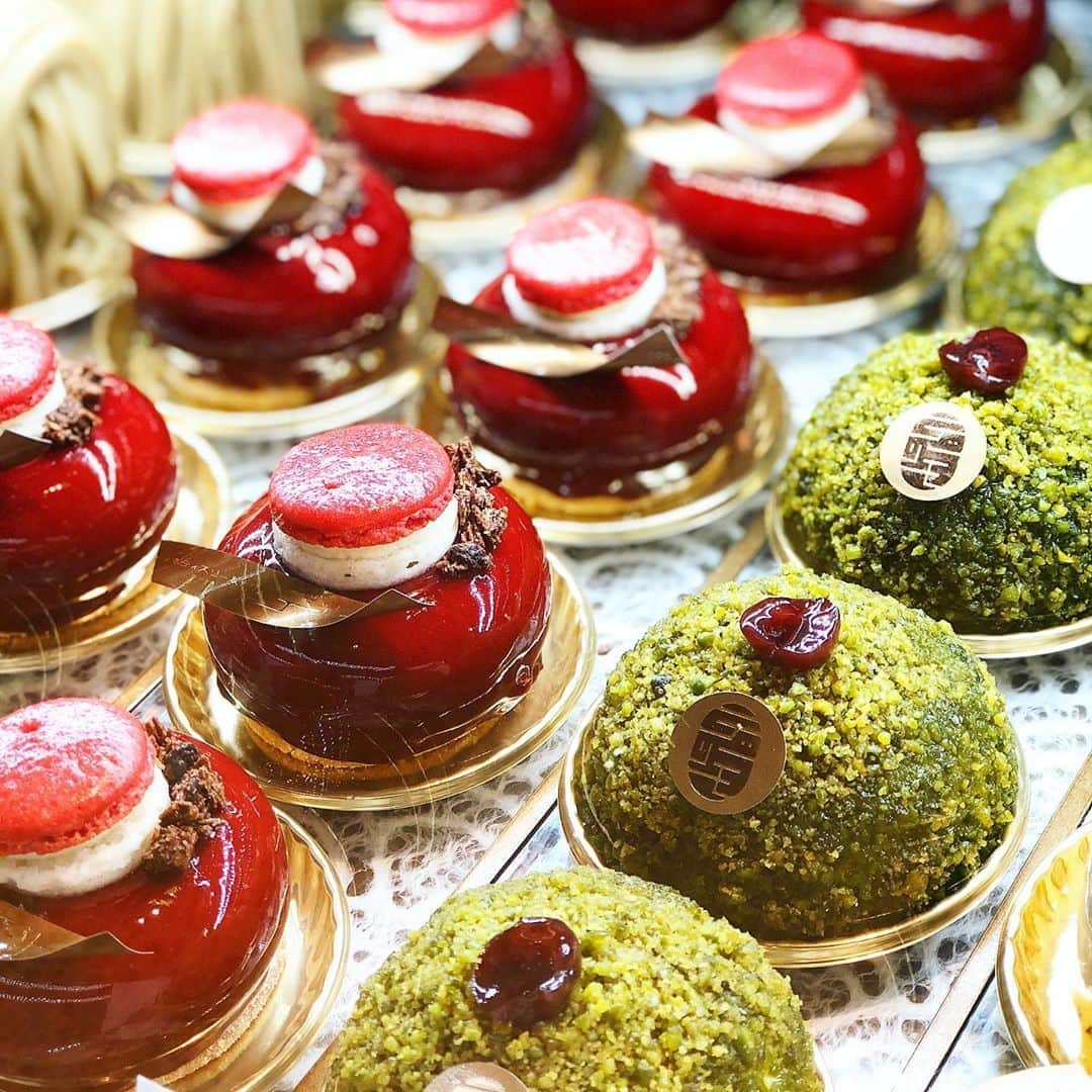 eguchikazuakiのインスタグラム：「京都で食べるなら迷わずこの二つ‼️ 紅のは京都限定の【ギオン:祇園】って名をつけたケーキです。 京都店の話が決まって京都でたくさんの時間を過ごしました、まだ足りないけど。 夜に祇園を歩いていて舞妓さんに会ってそのイメージをケーキにしました😊 街灯に照らされて光る部分をグラサージュで。マカロンは黒の紋付に見える赤と白塗り、マカロンは酒粕のガナッシュです。 ・ 京都は街を歩くだけで楽しいですよね、また行かなきゃな、祇園祭もあるしね👋🏻 デリーモは京都伊勢丹さんにあるよ、中じゃないからわかりずらいけど見つけてね‼️中村藤吉さんの横だよ👍 ・ #delimmo #デリーモ #パフェ #中村藤吉 #横 #京都伊勢丹 #伊勢丹 #祇園 #祇園祭 #舞妓 #ケーキ #カフェ #ギオン #金柑 #酒粕 #バリ #チョコレート #深い #濃く #味わい #ショコラティエ #eguchikazuaki #江口和明」