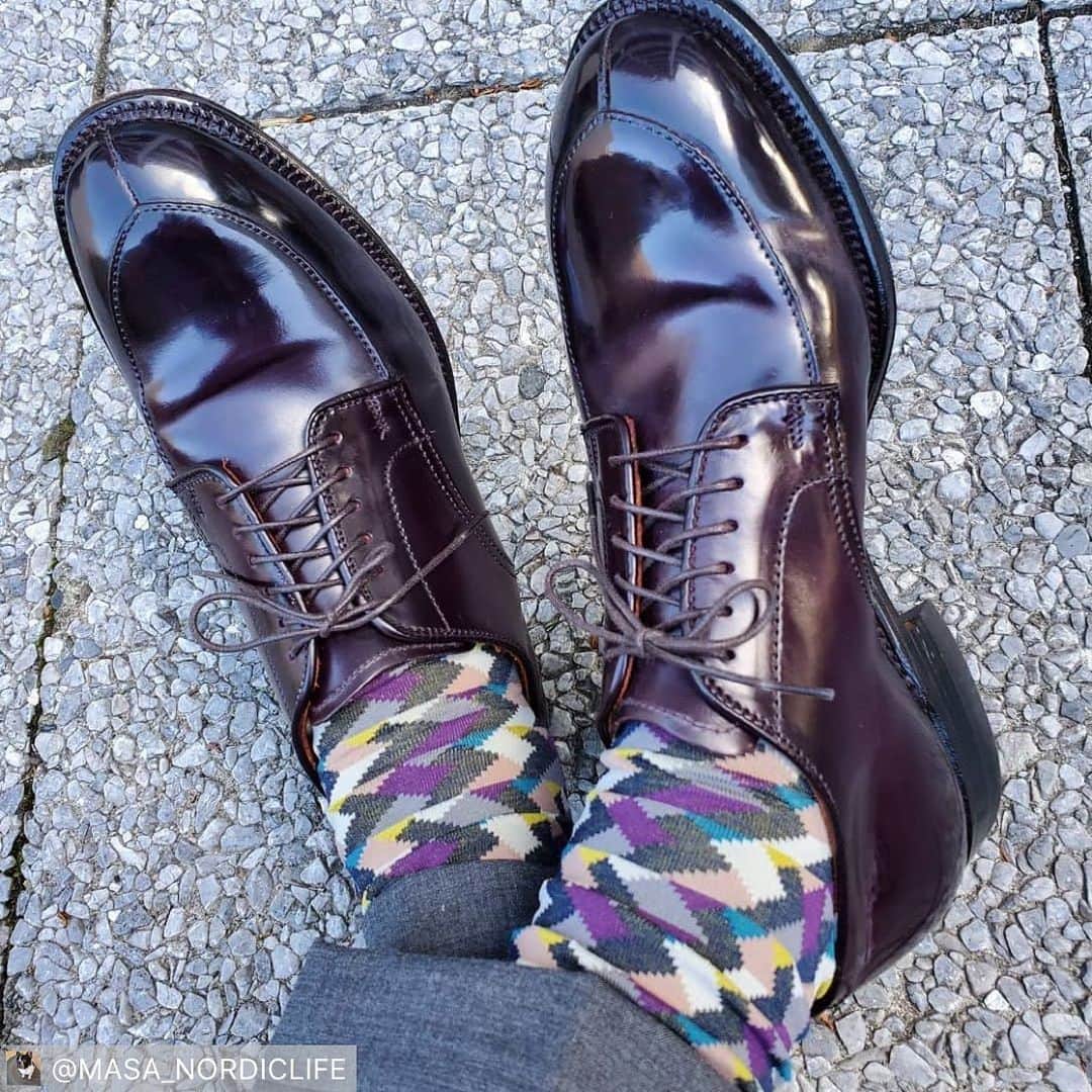 のインスタグラム：「So beautiful #ayamepeople with #aldenshoes ✨👞 これは美しい👏🏼👏🏼 #オールデン #メンズ靴下 #mensstyle  @masa_nordiclife #Regram #Repost [Today's Foot Wear] ALDEN x ANATOMICA  MODEL : Algonquin Oxford 5492  MATERIAL : Color8 Shell Cordovan  7月6日(土曜日)　晴れ ･ THE LOUNGE by Brift H で購入したアヤメソックスが、履き心地、マッチング、デザイン等気に入ってます。もう一足❤ ･ オ－ルデンとアヤメソックスの最高のマリア－ジュ このセリフ、ちょっと照れる😅(笑) ･ #alden #aldenpeaple  #aldenshoeco  #alenarmy  #anatomica  #cordovanshoes  #shoeshine  #ayamesocks #mensfashion  #断然革靴派　#靴磨き　#革靴好きな人と繋がりたい　#おしゃれな人と繋がりたい　#theloungebybrifth」
