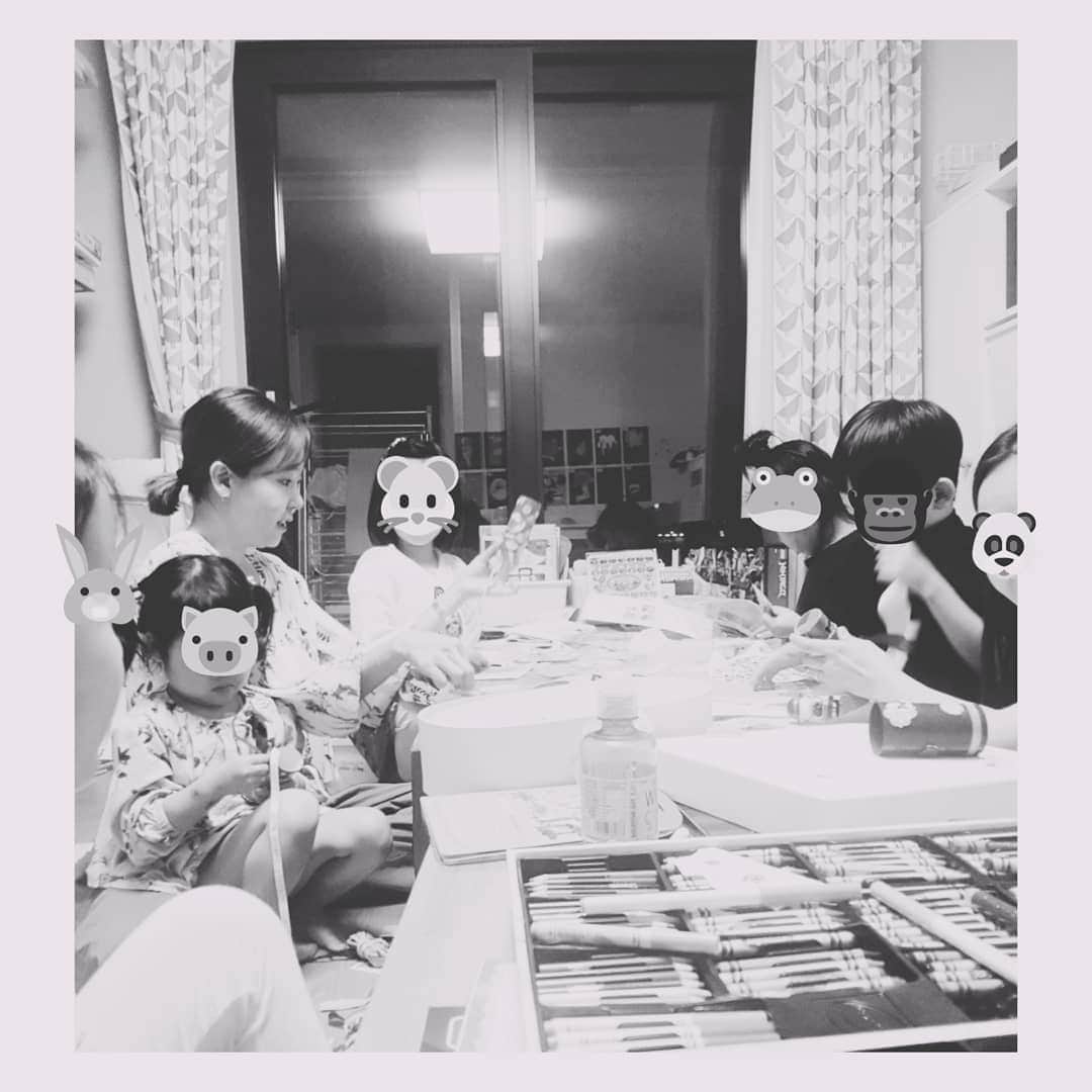 ソ・ユジンさんのインスタグラム写真 - (ソ・ユジンInstagram)「저녁먹고 만들기 한바탕~ 아이들은 갑자기 날 선생님이라고...;; ㅎㅎ 사랑스런 아이들 ~ 즐거운 미술놀이 ^^ #소여사미술놀이_모음🎈」7月8日 12時59分 - yujin_so