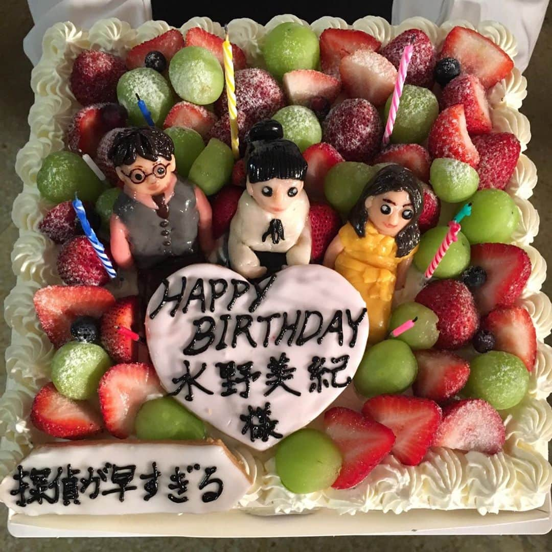 水野美紀さんのインスタグラム写真 - (水野美紀Instagram)「誕生日をお祝いしていただきました！締めくくりは！ ⠀ 読売テレビ・日本テレビ系 「探偵が早すぎるスペシャル」 昨年に続きお祝いしていただき、ありがとうございます！ 最高のチームワークで、今回も全力で遊んでます！ ⠀ 2019年冬 地上波2週連続放送 huluオリジナルストーリー、GYAO!では遊びすぎるチェインストーリーの配信があります。 ⠀ #探偵が早すぎる #探偵が早すぎるスペシャル  #滝藤賢一 さん #広瀬アリス さん  #ケーキの再現度が高すぎる  #水野美紀」7月8日 13時00分 - mikimizuno_official