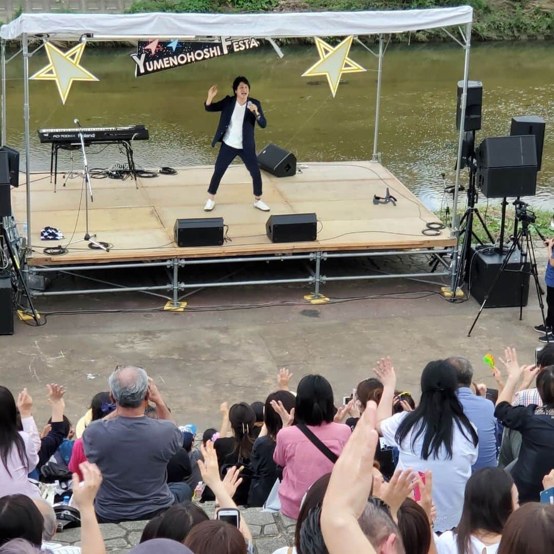川崎麻世さんのインスタグラム写真 - (川崎麻世Instagram)「地元の人柄のあたたかさを感じることができるライブでした😃 天の川をバックに歌うって気持ちいい🎤」7月8日 12時53分 - mayokawasaki
