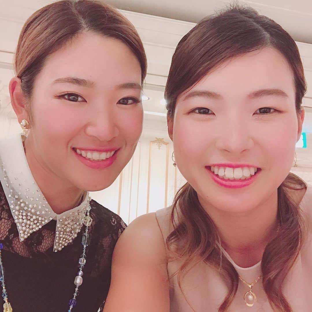 原英莉花さんのインスタグラム写真 - (原英莉花Instagram)「勝負。 チャンスが来たら どんな事があっても掴み取ること！ 同じチャンスは二度と来ない！！ と、毎試合を通じて よくよく感じ、学んでいます。 流れは1年間続きます🤔 だから 1週間を1日を1打を大事に。 流れ良き1年にしたいから🐽 ✴︎ 前半戦が終わり後半戦に突入しました。 シーズン中は常に試練です☺️ 休憩と勝負どころを見極めて 勇気を持ってチャレンジすること。 それが私の課題。 調子がどうとか疲れがどうとか そんなのも含めてどう乗り越えるか！ 全力。 最近の私にかけているところかな⚡️ ✴︎ 振り返った時に味のある1年に☺️ 1日18ホール。 見えていない小さなチャンスから 大〜っきなチャンスまで しっかりとモノにして 残りのシーズンも 前向きにチャレンジして行きます💪🏼 ✴︎ 長くはなりましたが 皆さま毎週の応援ありがとうございます！ なかなか苦しい展開が続いてますが 楽しいプレーをお見せして 期待にお応えできるよう ベストを尽くします☺️ これからも応援よろしくお願いします🙏🏼 ✴︎ #冷静と全力 #上手いと強い #勝負って難しいね #まずは全力で上手く #そのうち冷静に強く ✴︎ それよりしぶこおめでとう🎉 タグ付けの場所😂😂😂💕 バンジー連れて行きたいなぁ。笑」7月8日 12時53分 - warriorsmilerika_9