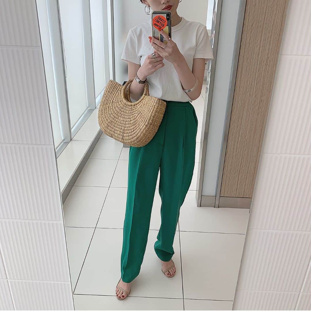 ukapiのインスタグラム：「. . #ubyspickandspan  のパンツ🦖🦖 SALEでgetしたんだぜぇ〜い . パンツが長いのか私の足が短いのか🤔 裾直しします。 . .」