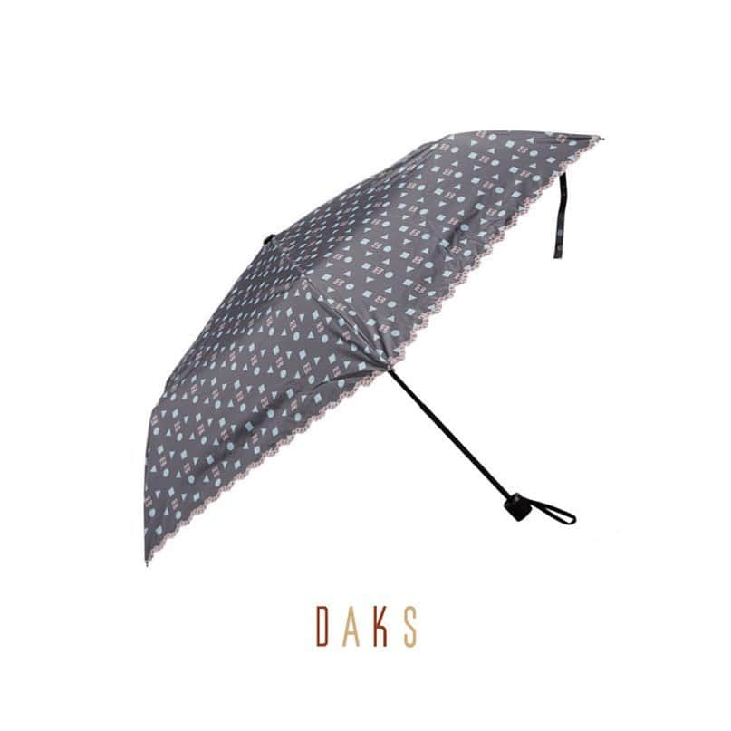 DAKS Koreaさんのインスタグラム写真 - (DAKS KoreaInstagram)「• DAKS accessories . 컴팩트한 사이즈의 그립감이 좋은 닥스 3단 양산! 90~95% 자외선 차단이 가능한 특수가공원단으로 제작되어, 변덕스러운 여름철, 양산과 우산 겸용으로 활용할 수 있는 필수 아이템입니다. 금주 MD추천 SOLEA 양산을 LF몰에서 만나보세요! . [MD’s PICK] #DBUM9E950G2 . #닥스 #닥스코리아 #닥스액세서리 #DAKS #DAKSACCESSORIES #Lfmall #닥스양산 #닥스우산 #양우산 #양산 #양산추천 #우산추천」7月8日 13時06分 - dakskorea_accessories