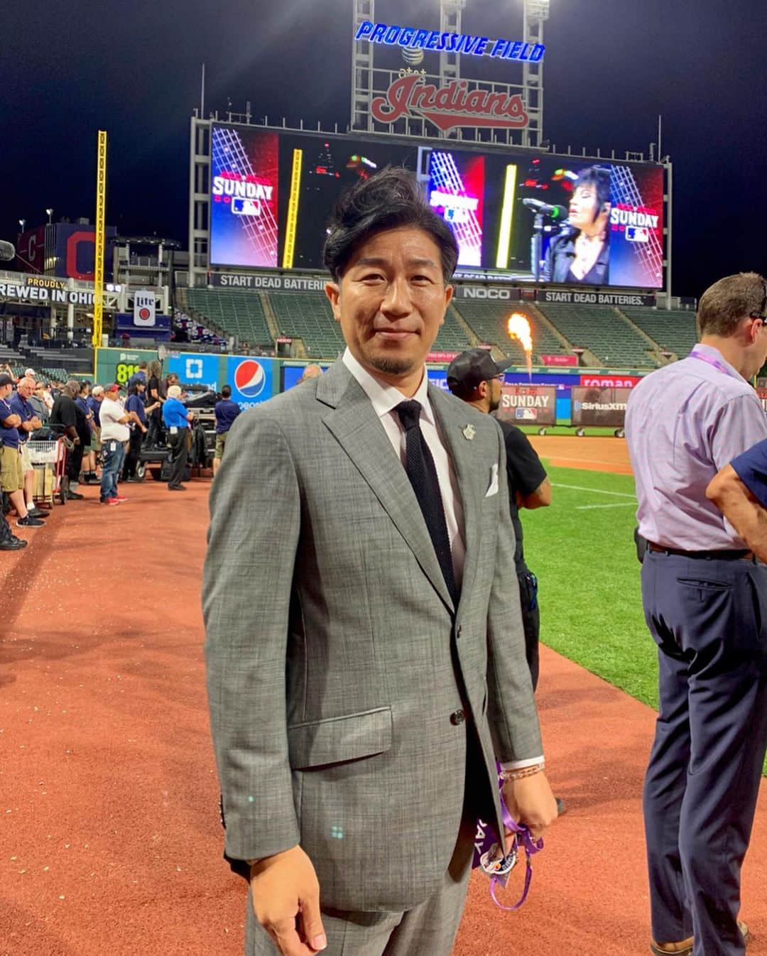 多村仁志さんのインスタグラム写真 - (多村仁志Instagram)「⚾️ ・今日は、クリーブランドにあるプログレッシブ・フィールドから若手有望株によるオールスター・フューチャーズゲームの模様を現地からリポート🎤 ・ 今回選出された選手50名の内、ドラフト1巡目の選手が24名と期待をされた選手による対戦でしたが延長引き分けという結果となりました。 ・ フューチャーズゲームを経て、現在メジャーリーグで活躍している選手は大勢います。 ・ この中から一日でも早くメジャーリーグの舞台に立ち活躍をしている姿を楽しみにしたいと思います。 ・ #MLB #MajorLeagueBaseball #メジャーリーグ #allstargame #allstarweekend2019 #allstar #FuturesGame #jsports #rock の街 #Cleveland #ProgressiveField 球場前にあるレストランで食べた🍔バリ美味でした😋」7月8日 13時08分 - hit_tamu