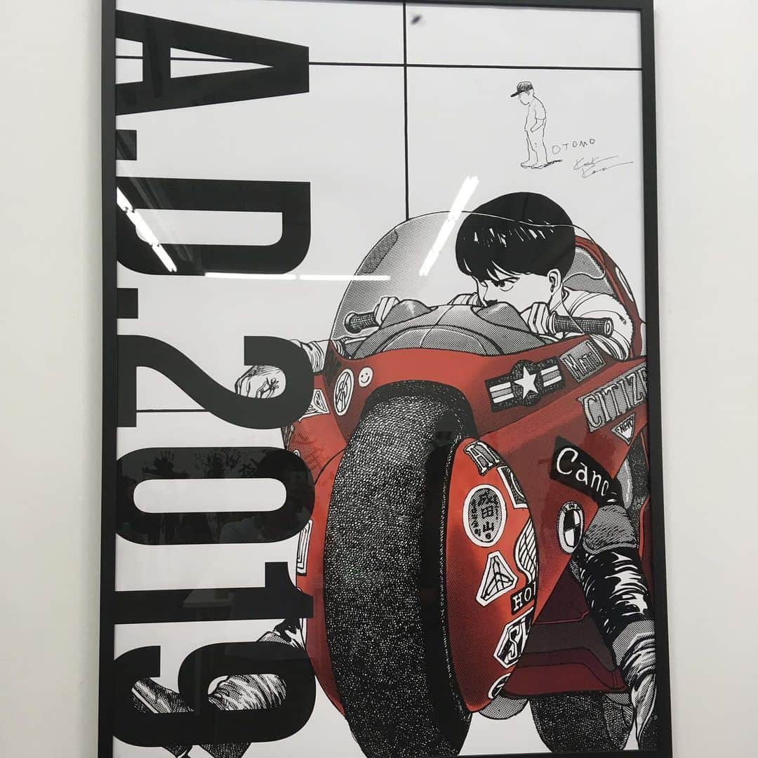 のインスタグラム：「Day off.  I was invited to Akira art wall Project × @nanananaofficial + @myonghomeigou  ちょっとお出かけしてきました！面白い出会いもあり、なかなか聞けない話もたくさん聞けて楽しいオフでした。  アメリカからは以上です！  #tokyohiro #yoshitatsu  #wwe #nananana #Akira  #akiraartwall #DTLA #明日髪切ります笑」