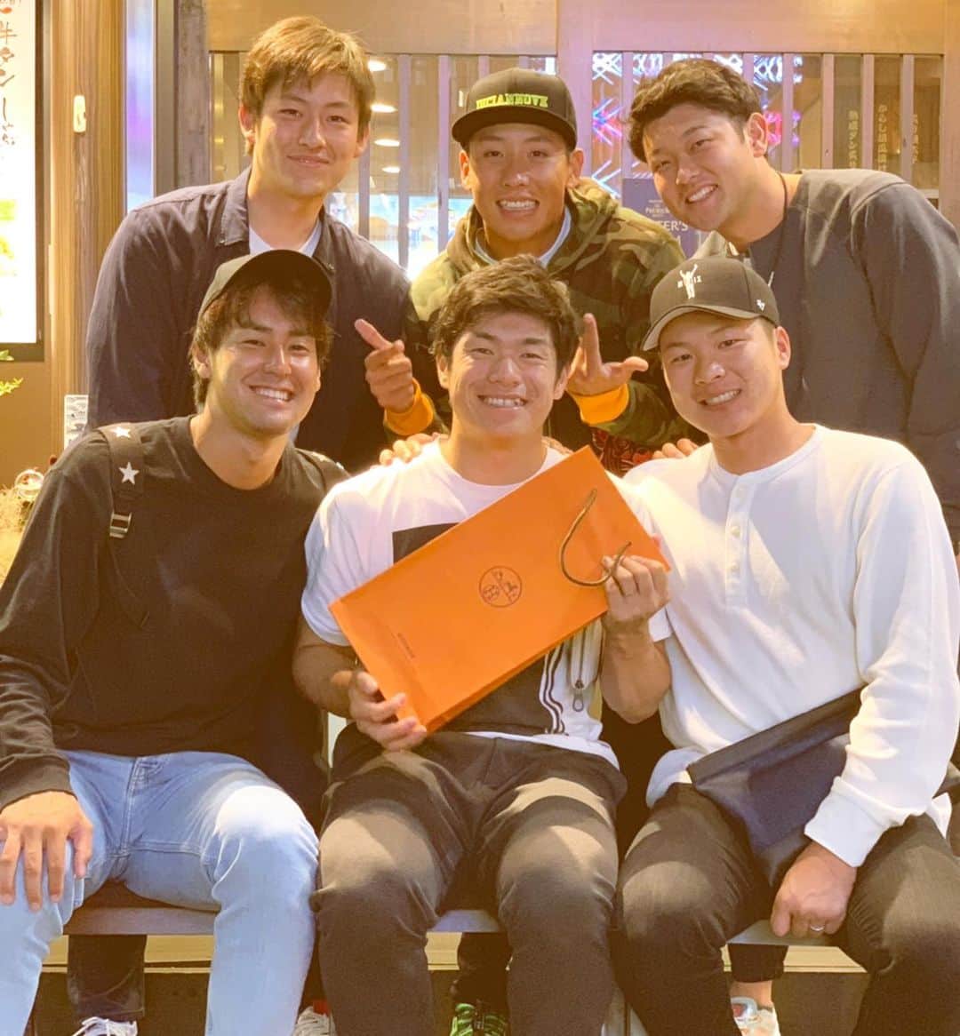 森雄大のインスタグラム：「サンキュー侑利！ 弟みたいでいつも一緒にいたからなんか全然実感ないけど… 最後はみんなで笑顔で送り出せました！ 色々な事があるけれど強くならなければいけないと思った夜でした！ #古川侑利 #nicesmile」