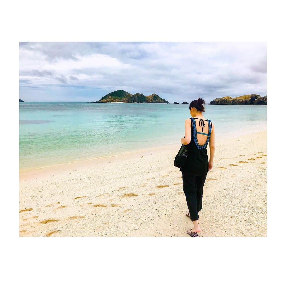 加藤侑紀のインスタグラム：「曇ってて#慶良間ブルー 本領発揮では無かったけど、じゅうぶん綺麗。雨降られなかっただけ感謝🙏🏻✨ ・ 可惜雲天#慶良間藍 顏色沒有到滿分，還是感謝在離島的幾個小時沒遭梅雨🙏🏻✨ ・ ・ #keramas #慶良間 #okinawa #渡嘉敷島 #阿波連ビーチ #海大好き #lovebeach #琉球 #台湾 #台灣 #日本 #ハーフ #混血兒 #女優 #演員 #actress #日本語 #日文 #中国語 #中文」