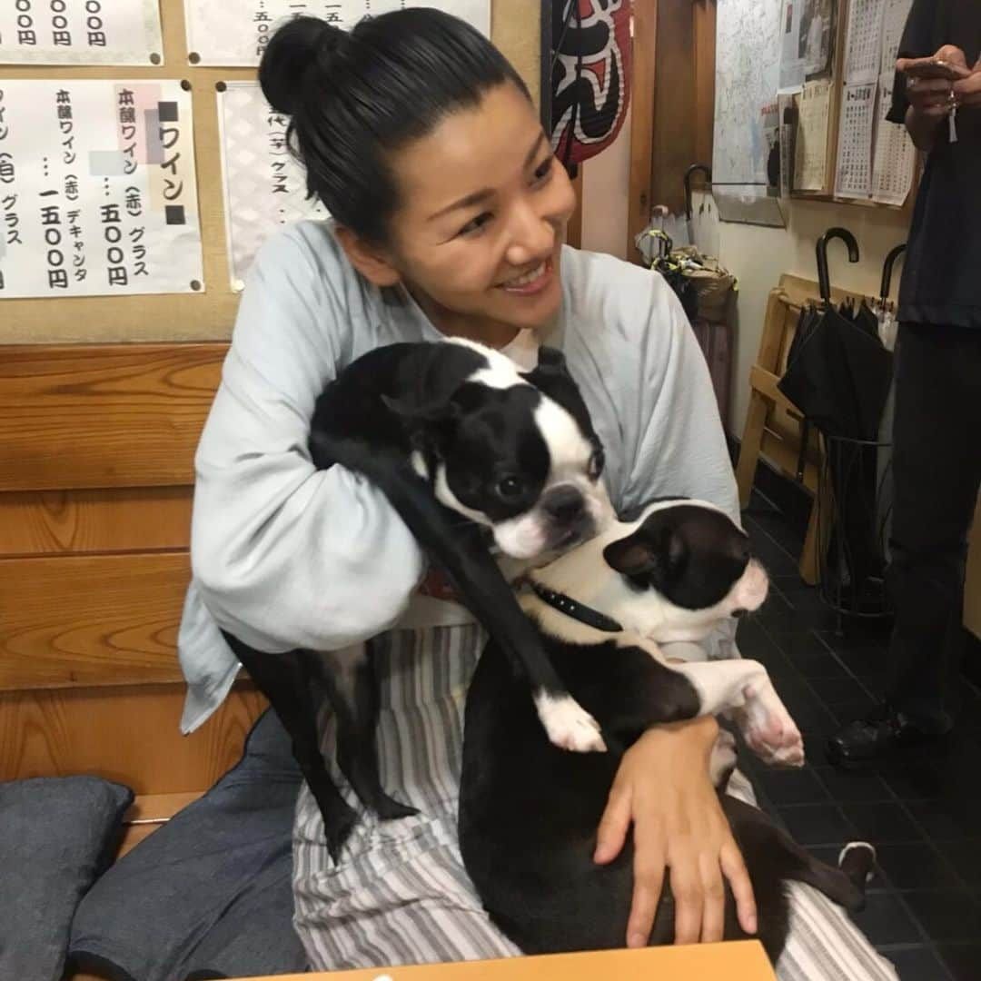 林家あずみさんのインスタグラム写真 - (林家あずみInstagram)「昨日、お昼に横浜にぎわい座で高座に上がらせていただき、夜は鈴本演芸場の代演へ😊とりが、天どん師匠ですので終演後に無理矢理にお願いし、大好きなツナちゃんトロちゃんのいるお店に連れて行っていただきました😍❤️もう、ツナちゃんが私の膝の上から全く動かずずーっと居てくれるので可愛すぎてたまりません😍❤️❤️❤️もう、毎回ツナちゃんトロちゃんに骨抜きにされます😍❤️❤️❤️天どん師匠に抱っこされてるツナちゃんの手がギューンと伸びきってる🤣🤣🤣🤣 めちゃくちゃ癒されました😍❤️❤️❤️ #トロちゃんツナちゃん #天どん師匠 #林家あずみ」7月8日 13時25分 - kurohime424