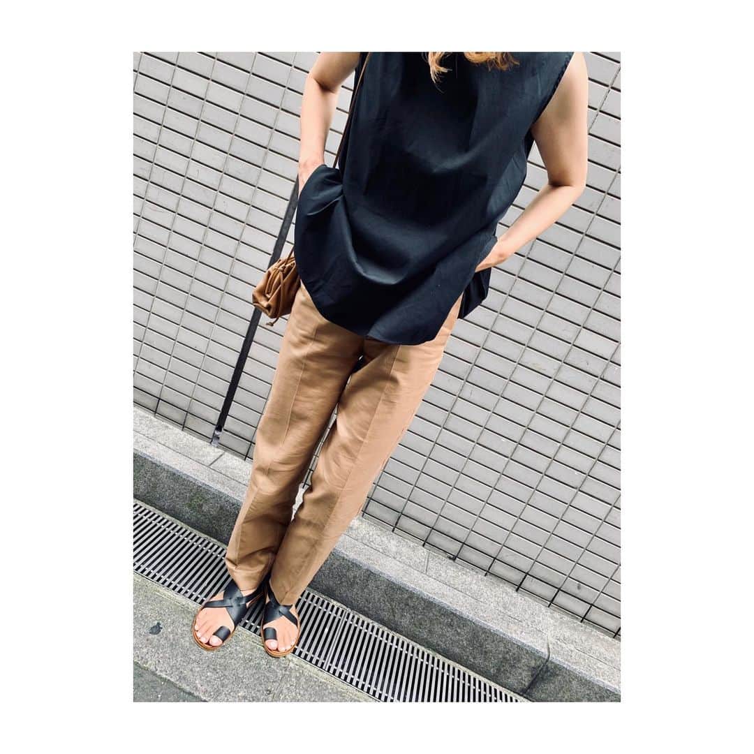 yori designerさんのインスタグラム写真 - (yori designerInstagram)「相変わらずbrown×blackブーム☺︎ 🐻 🐻 🐻 tops&pants#yori_japan  bag&sandal#bottegaveneta」7月8日 13時34分 - yoko915