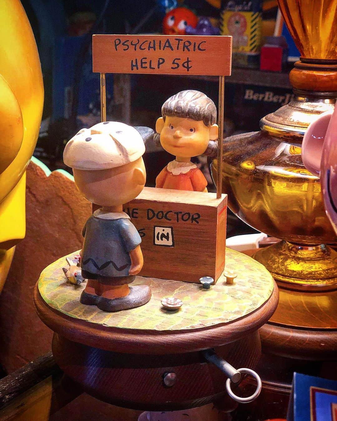 大川知英のインスタグラム：「68's UNITED FEATURE SYNDIGATE  ANRI MUSIC BOX PEANUTS Lucy＆ Charlie Brown🇮🇹 ブラザーズ・フォーの曲 Try to  remember 「トライ・トゥ・リメンバー」 が流れて陶器より木製の良い音色が聞ける👨🏽‍✈️ イタリアの芸術的な顔面なので男性ウケは するかもだが女性にはモテない。👮🏼‍♂️うぴー❗️ #peanuts #unitedfeaturesyndicate #anri #musicbox#lucy&charliebrown#68s #木製オルゴール#良い音色#劇画タッチな顔面 #vintage #コレクターアイテム#amecajiboys  #takatsubase」