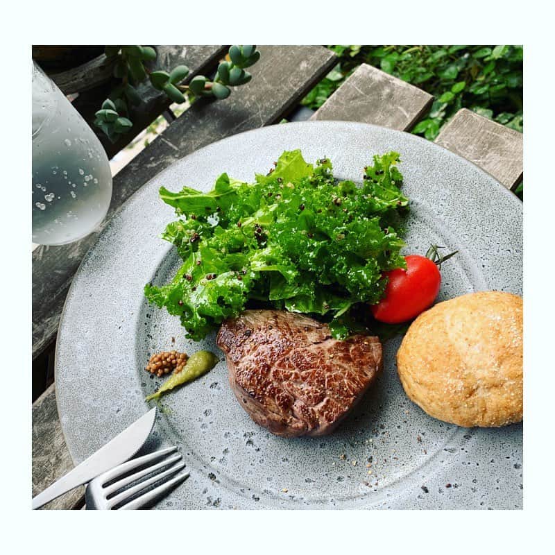 市橋有里のインスタグラム：「晴れてきた🌞ということでベランダでお昼。腹ペコで用事から帰ってきて10分でできるランチ。このケールサラダ🥬今度レシピ出しますが、とっても簡単でビタミンC.E.Kも豊富♪オススメ✨ ・ #晴れた日に #ベランダごはん #ランチ #ランチタイム #小料理屋あり」