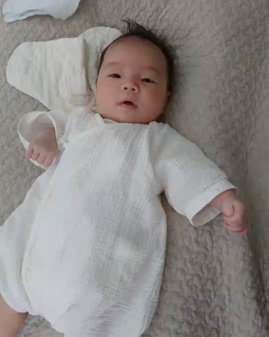 濱中鮎子のインスタグラム：「今日は時間区切ってお仕事。ダブルばぁばが家に居てくれるので、寂しいしドキドキするけれど、安心して行ってきます！一心同体だったから不思議な感じ。 *  #ばぁば頼り #ばぁば便り #お嬢 #2人のばぁば #おにぎり娘  #私は足に謎の真っ赤な発疹⤵︎ #お利口さんで待っててね #2人のばぁばは仲良し #うれしい」