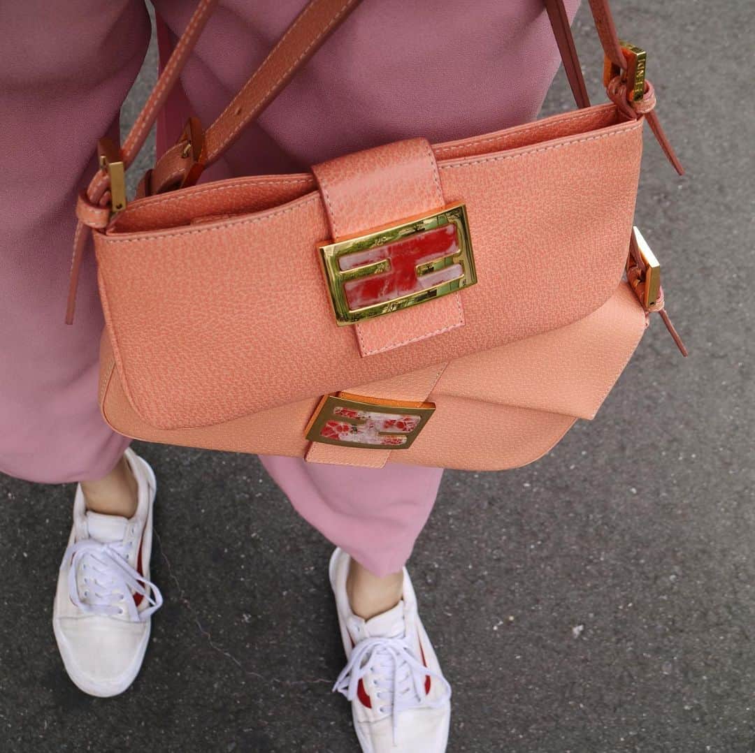Vintage Brand Boutique AMOREさんのインスタグラム写真 - (Vintage Brand Boutique AMOREInstagram)「SOLD OUT—- FENDI Marble stone design mamma baguette bags  #マンマバケット #mammabucket #fendimammabaguette  Free Shipping Worldwide✈️ ✉️ info@amorevintagetokyo.com  #ヴィンテージ #フェンディ #ヴィンテージフェンディ #ズッカ柄 #ズッカ #ペカン #ヴィンテージブランドブティック #アモーレ #アモーレトーキョー #ヴィンテージショップ #表参道 #東京#fendi #vintage #vintageFendi#fendivintage #amoretokyo #amorevintage #vintageshop #Omotesando」7月8日 13時46分 - amore_tokyo