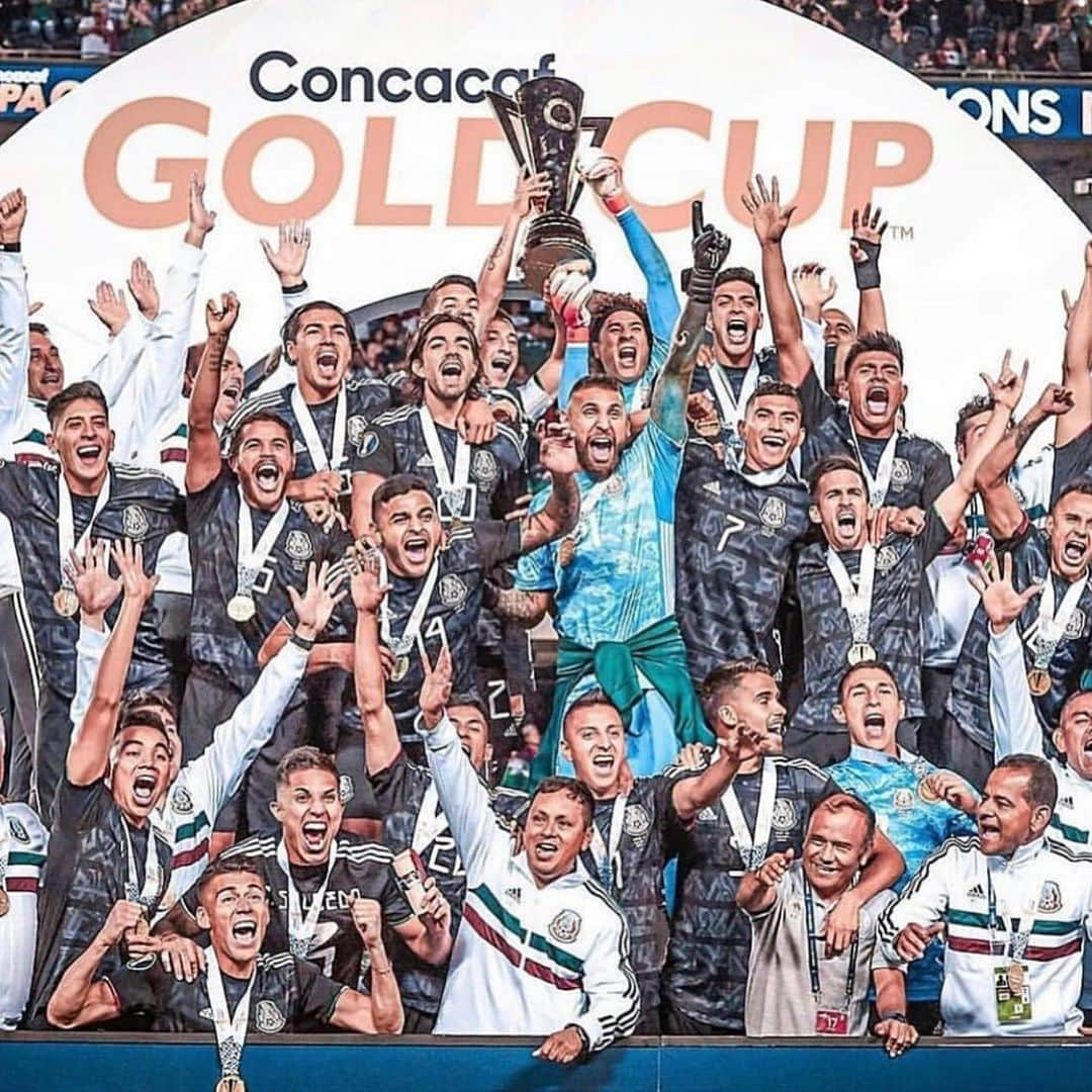 ギジェルモ・オチョアさんのインスタグラム写真 - (ギジェルモ・オチョアInstagram)「Champions!!! 🇲🇽🏆🥇#GoldCup #NoMemoNoParty #my4ta #ElFutbolEsNuestro」7月8日 13時48分 - yosoy8a