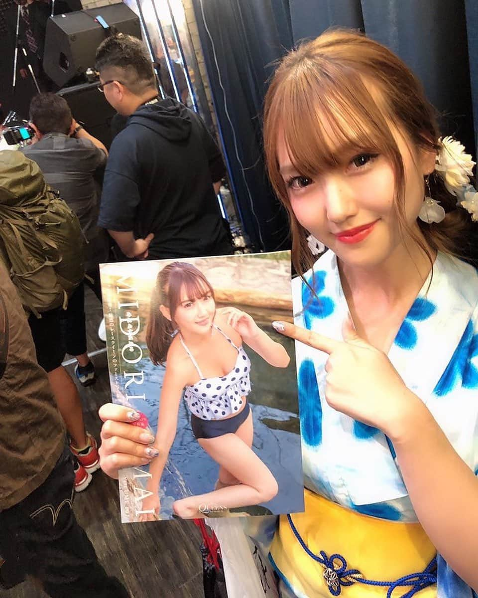 今井みどりさんのインスタグラム写真 - (今井みどりInstagram)「みたんすたいる発売❣️👏 一生に一度のことだと思うので すごく嬉しい！沢山買ってもらえますように(*^^*)🎋 大型書店には並んでると思われるので お仕事終わりにぜひgetしてね(^^)❤︎ #写真集」7月8日 13時57分 - imaimidori