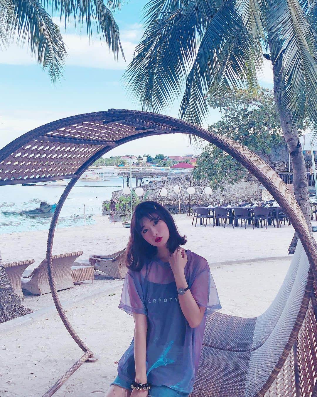 中村江莉香さんのインスタグラム写真 - (中村江莉香Instagram)「last day♥️♥️#cebu 🌏🇵🇭 ホテルのプライベートビーチ⛱ ootd👚  @fashion_addict_offical_  国に合わせて私なりのイメージでコーデを組んで持っていくよーっ🤤🌏楽しい🥰💓 ・ トップス初おろし💓#PR 可愛いのに着心地いいからお気に入りです♩ ・ ⌚️ @loborjapan #時計🕰 クーポンコード erica0704 を入れると10パーセントoffになります☺️❤️ きになる方は是非ーっ🤲✨ ・ 最近腕時計を⌚️集めるようになりました＾＾２０代は全く興味がなくって、煩わしいとさえ思っていました🤤笑 海外だと特に日本時間と現地時間の使い分けでとっても便利です❤️❤️ ・ #セブ島 #フィリピン #海外好き #プロトラベラー #旅女 #ロバー #時計 #腕時計 #lobor #お洋服 #デザイナー #モデル #ディレクター #プチプラ #通販 #トップス #セブ島お土産 #アラサーコーデ #旅行コーデ #南国コーデ #女子旅 #旅行好きな人と繋がりたい #31カ国目 #３１歳 #たまたま #31 #サーティワン食べたい」7月8日 13時59分 - erica_nakamura